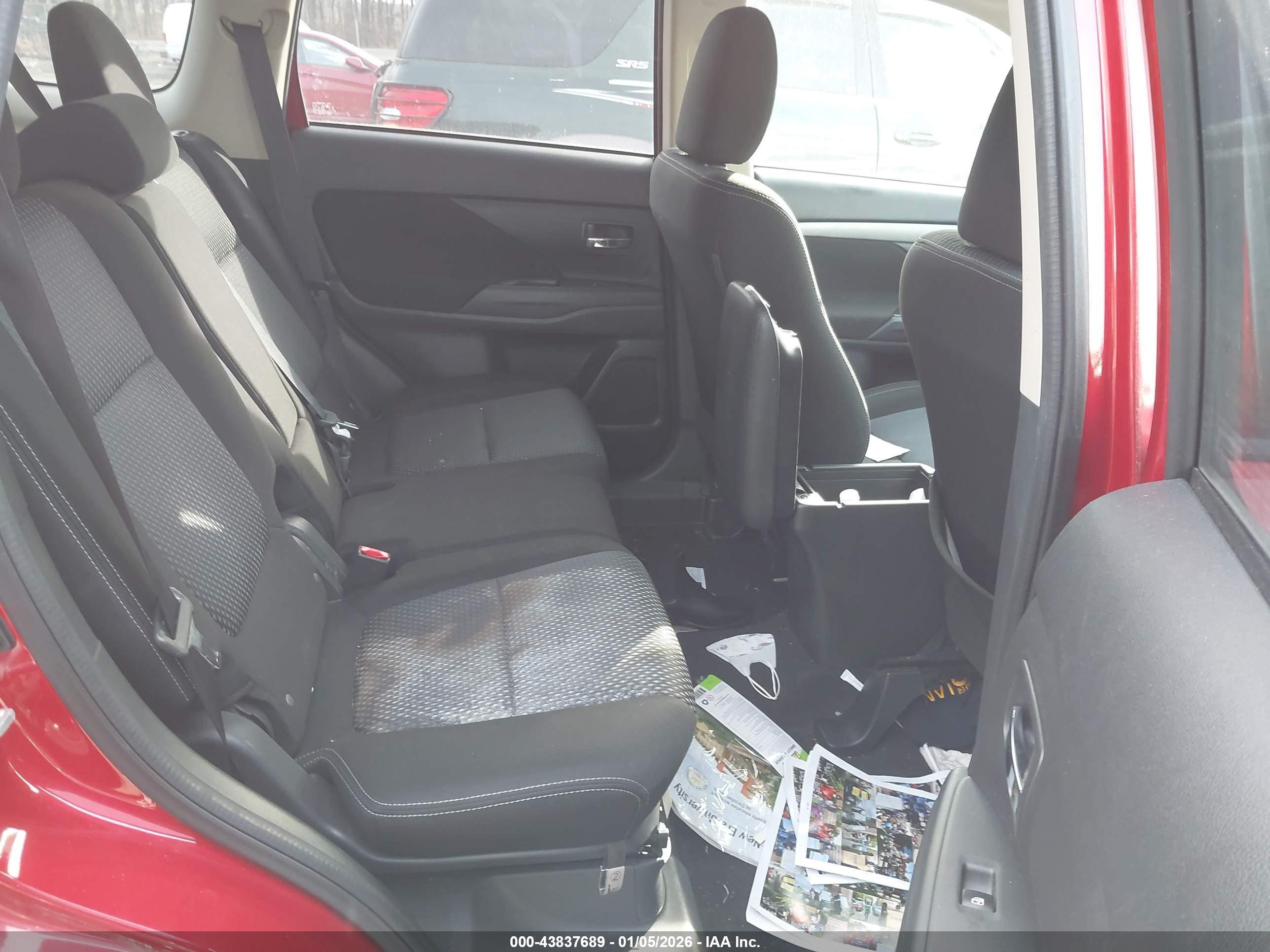 MITSUBISHI OUTLANDER image 8