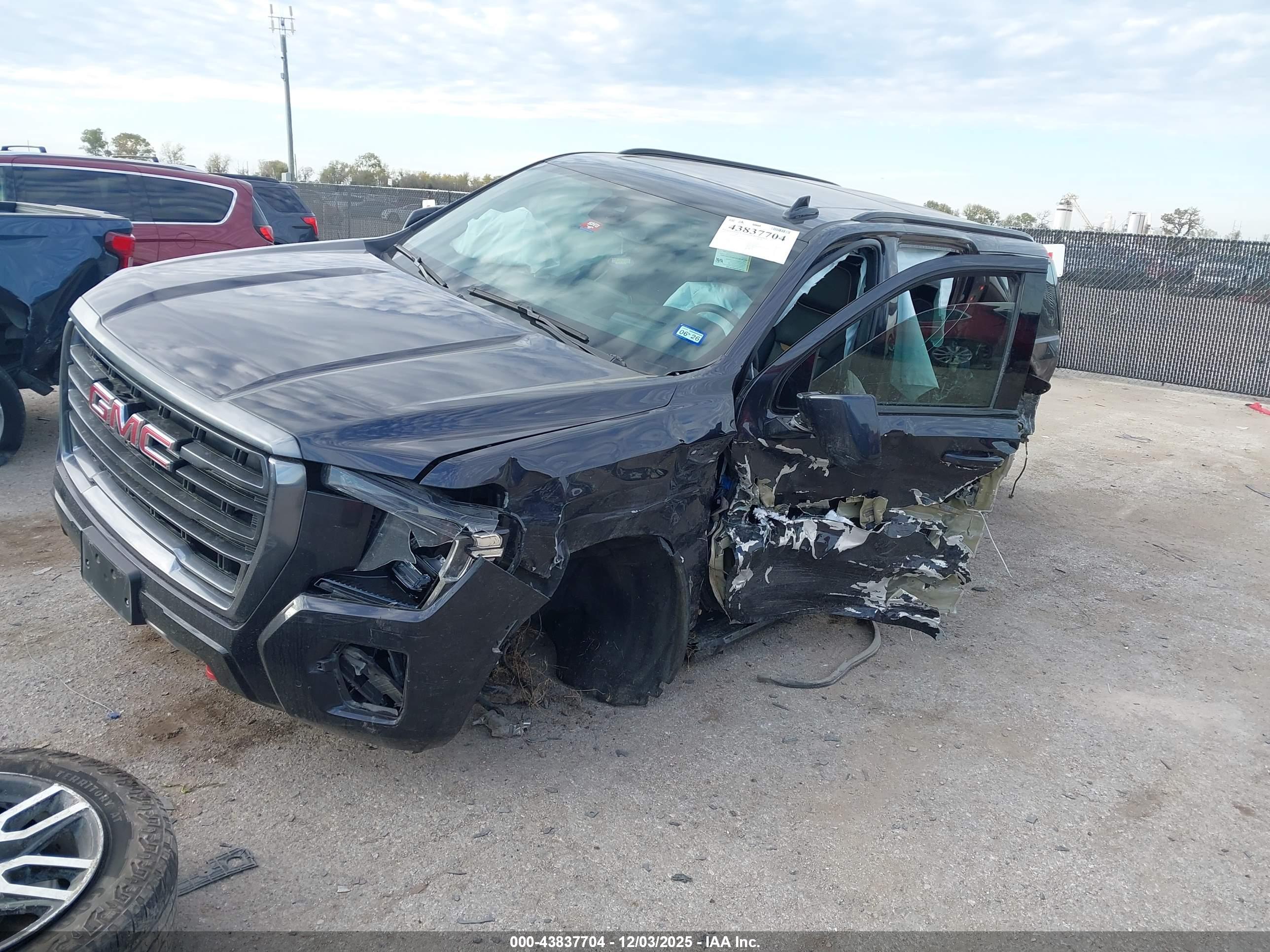 GMC YUKON image 2