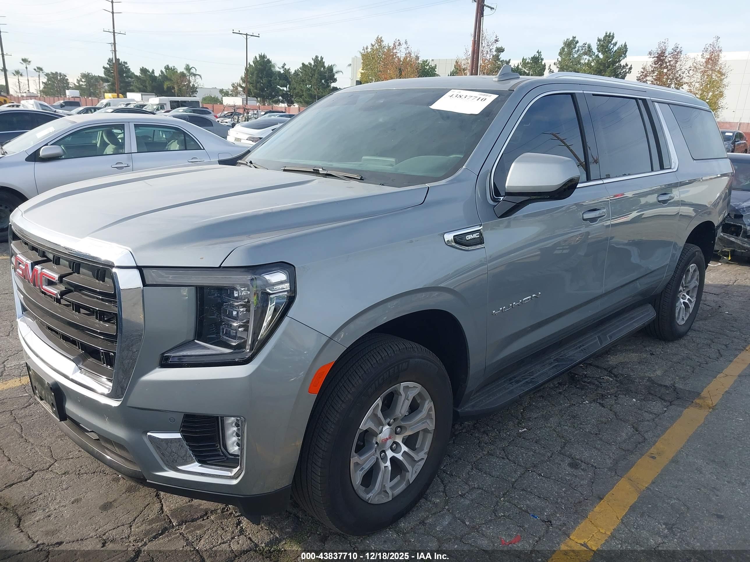 GMC YUKON image 2