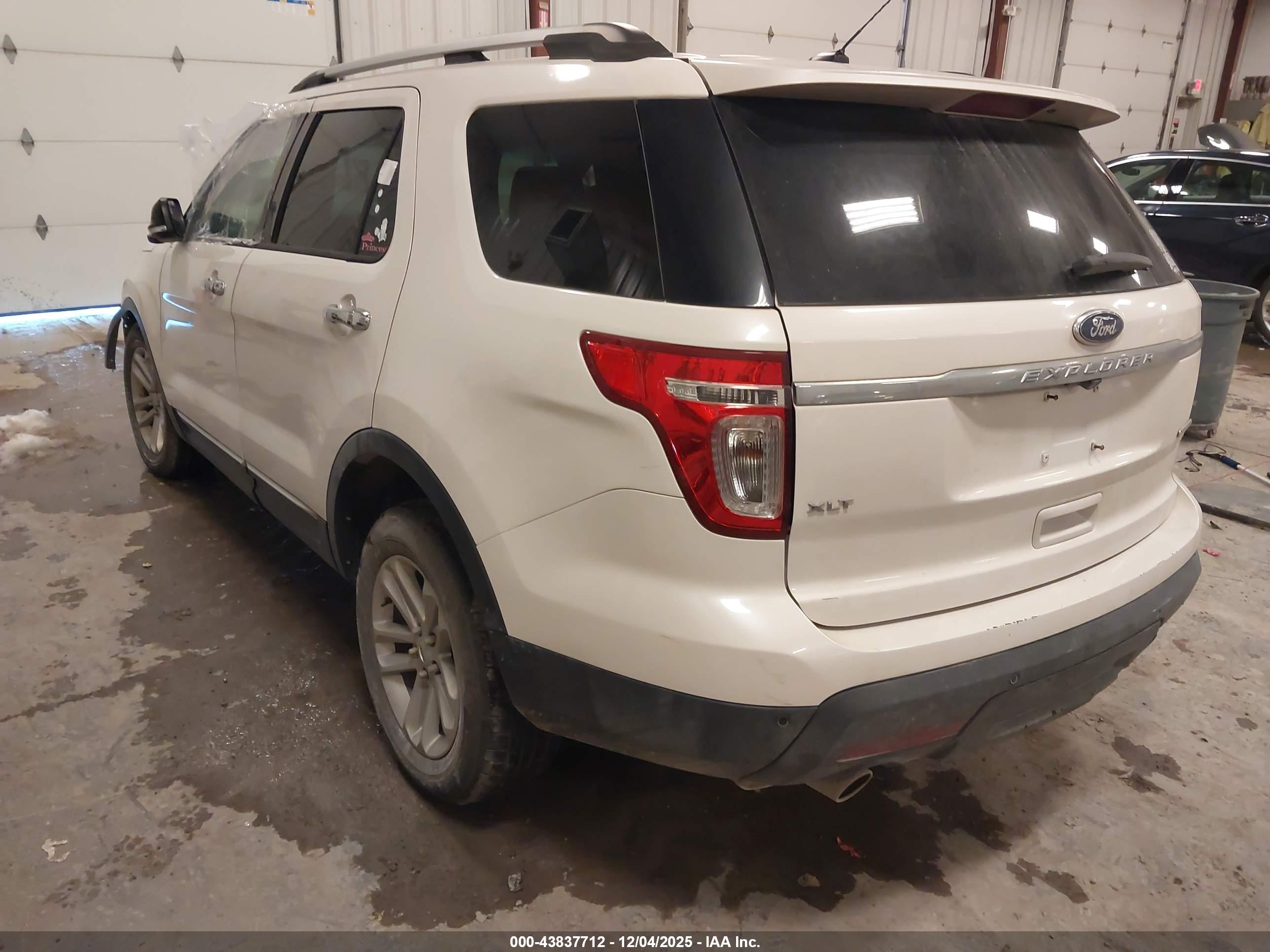 FORD EXPLORER image 3