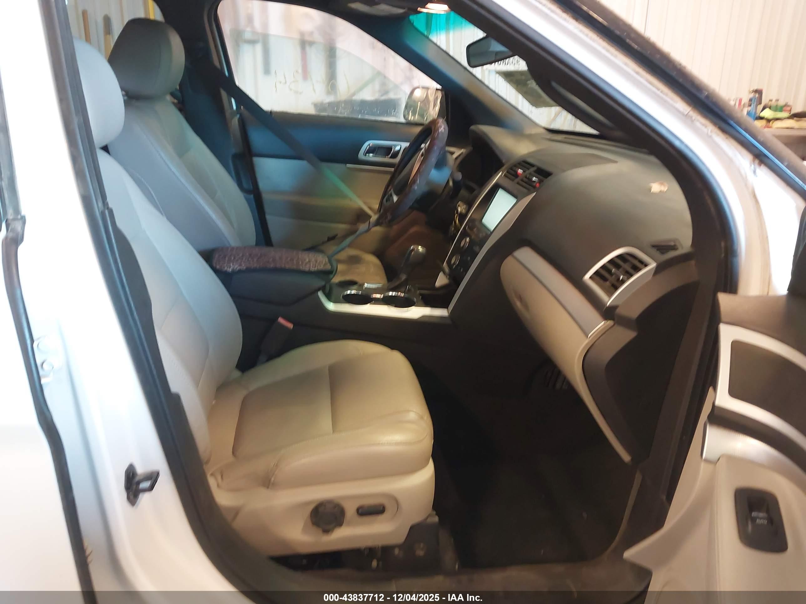 FORD EXPLORER image 5
