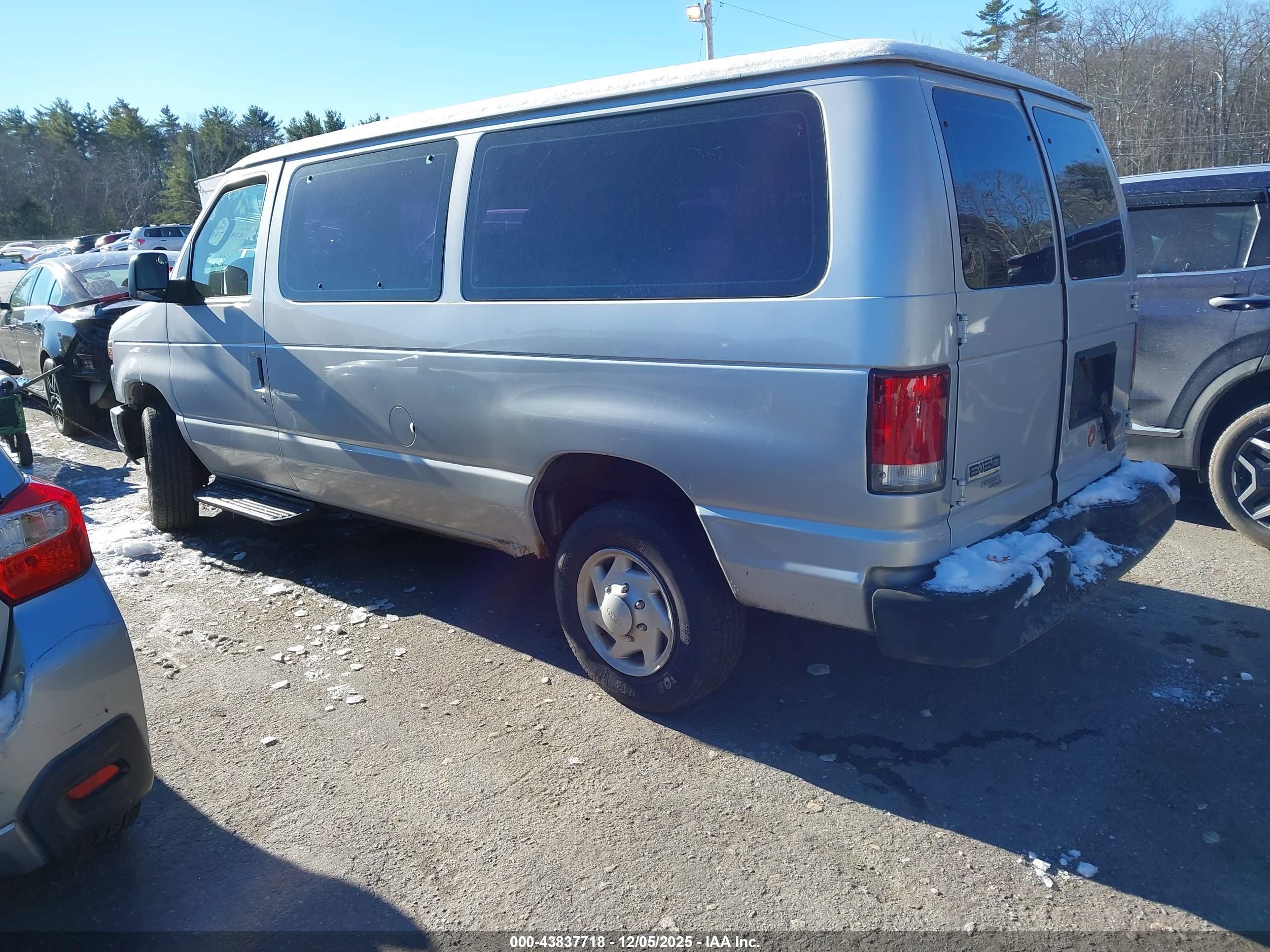 FORD E-150 image 3
