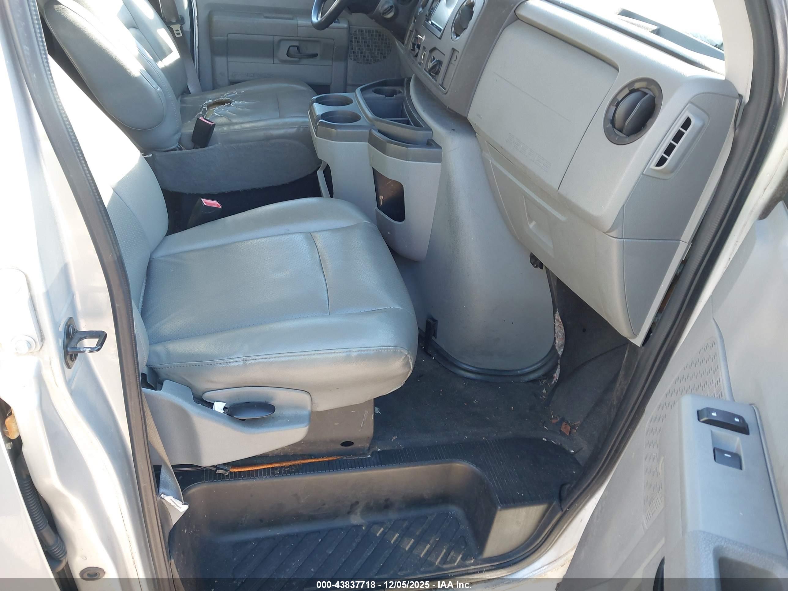 FORD E-150 image 5