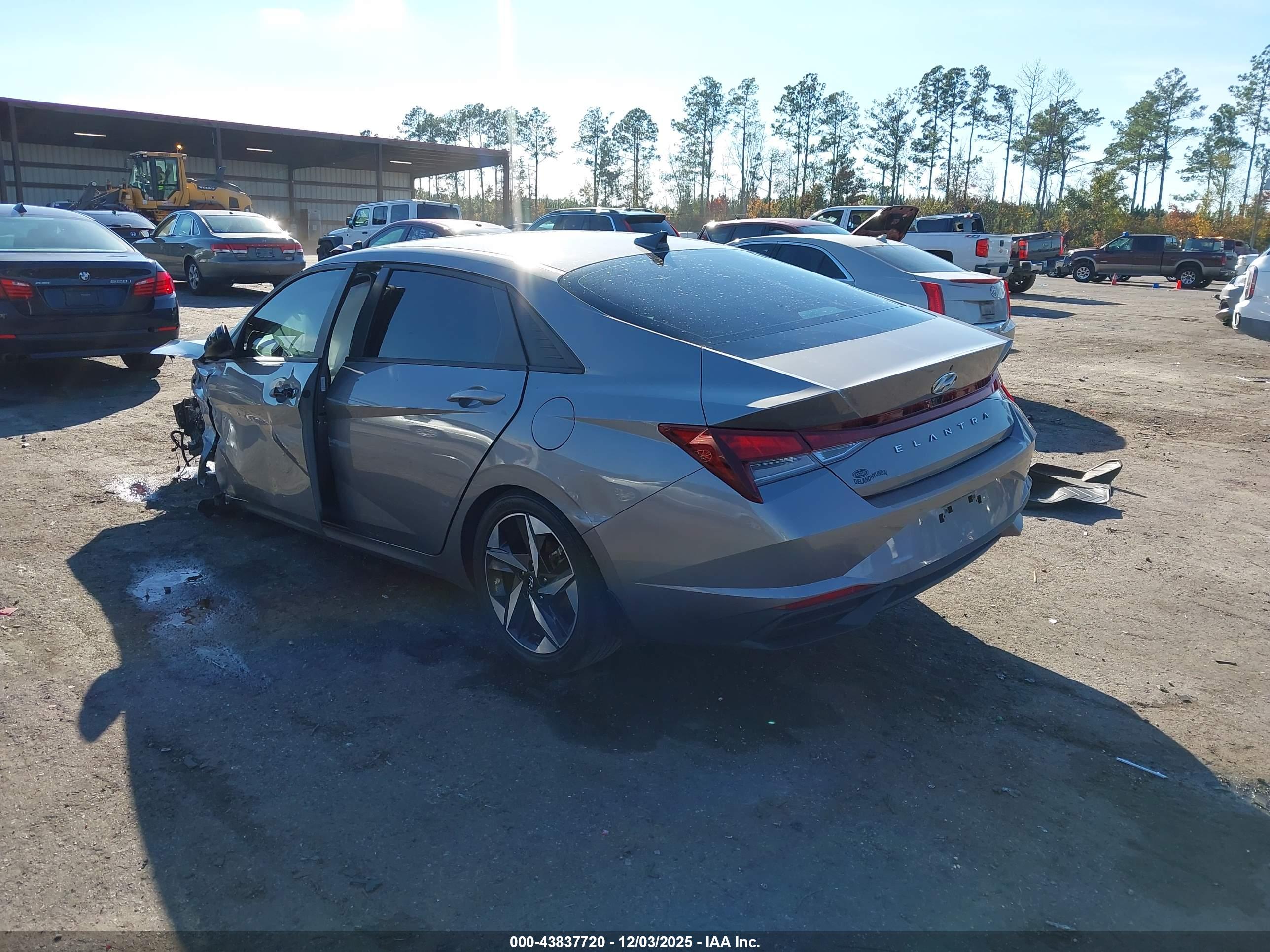 HYUNDAI ELANTRA image 3