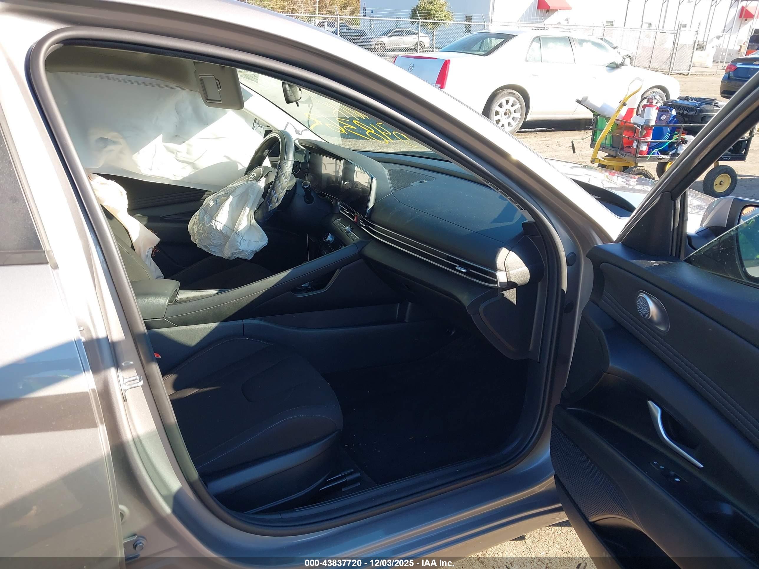 HYUNDAI ELANTRA image 5