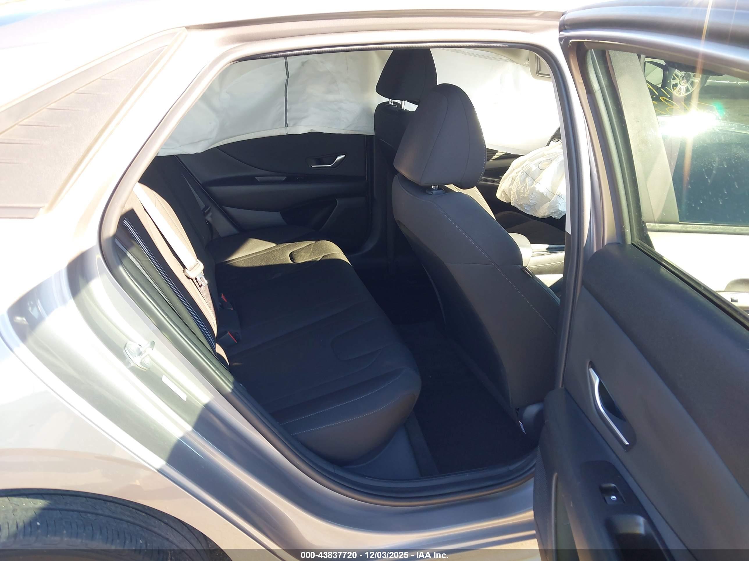 HYUNDAI ELANTRA image 8