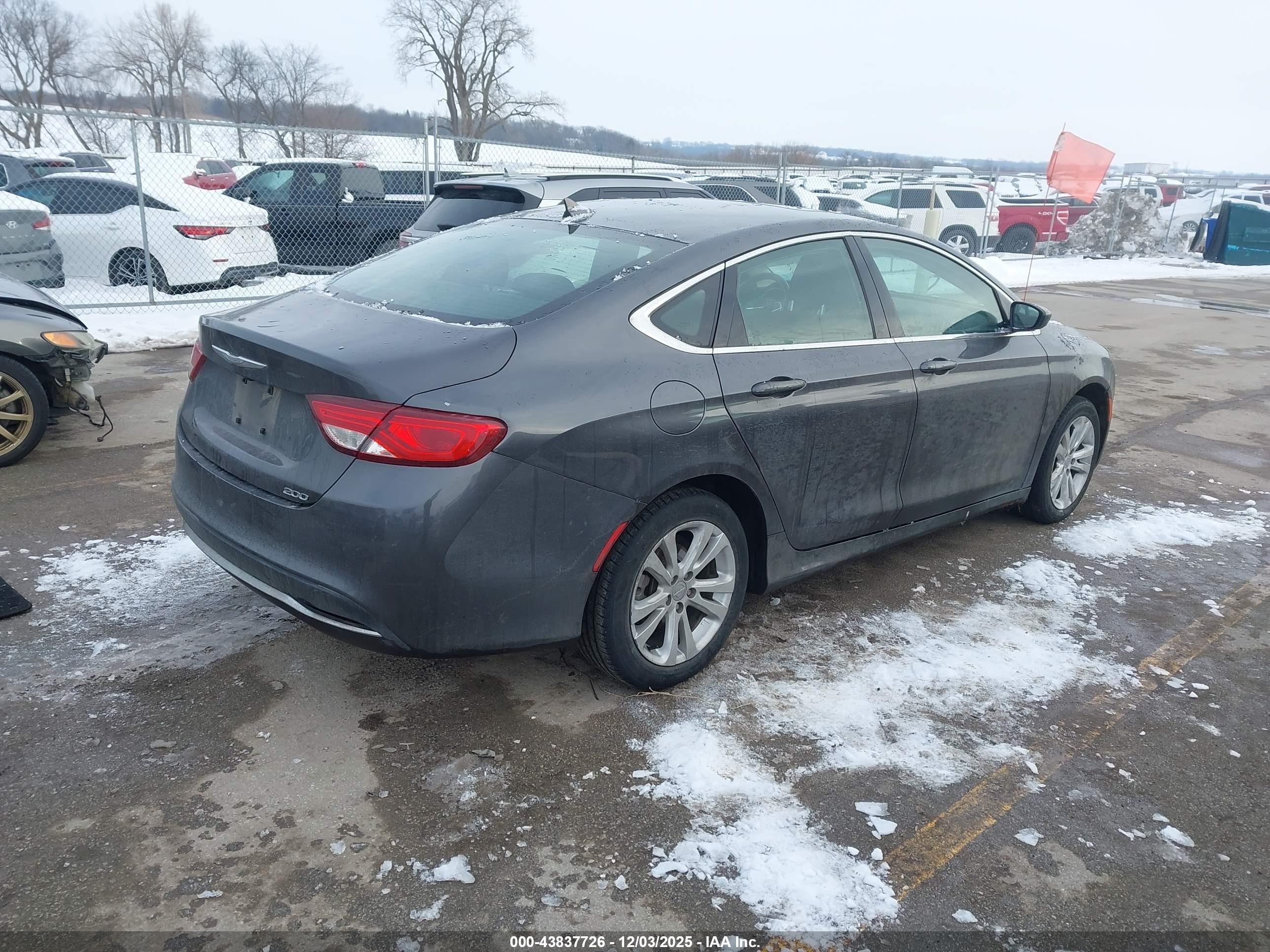 CHRYSLER 200 image 4