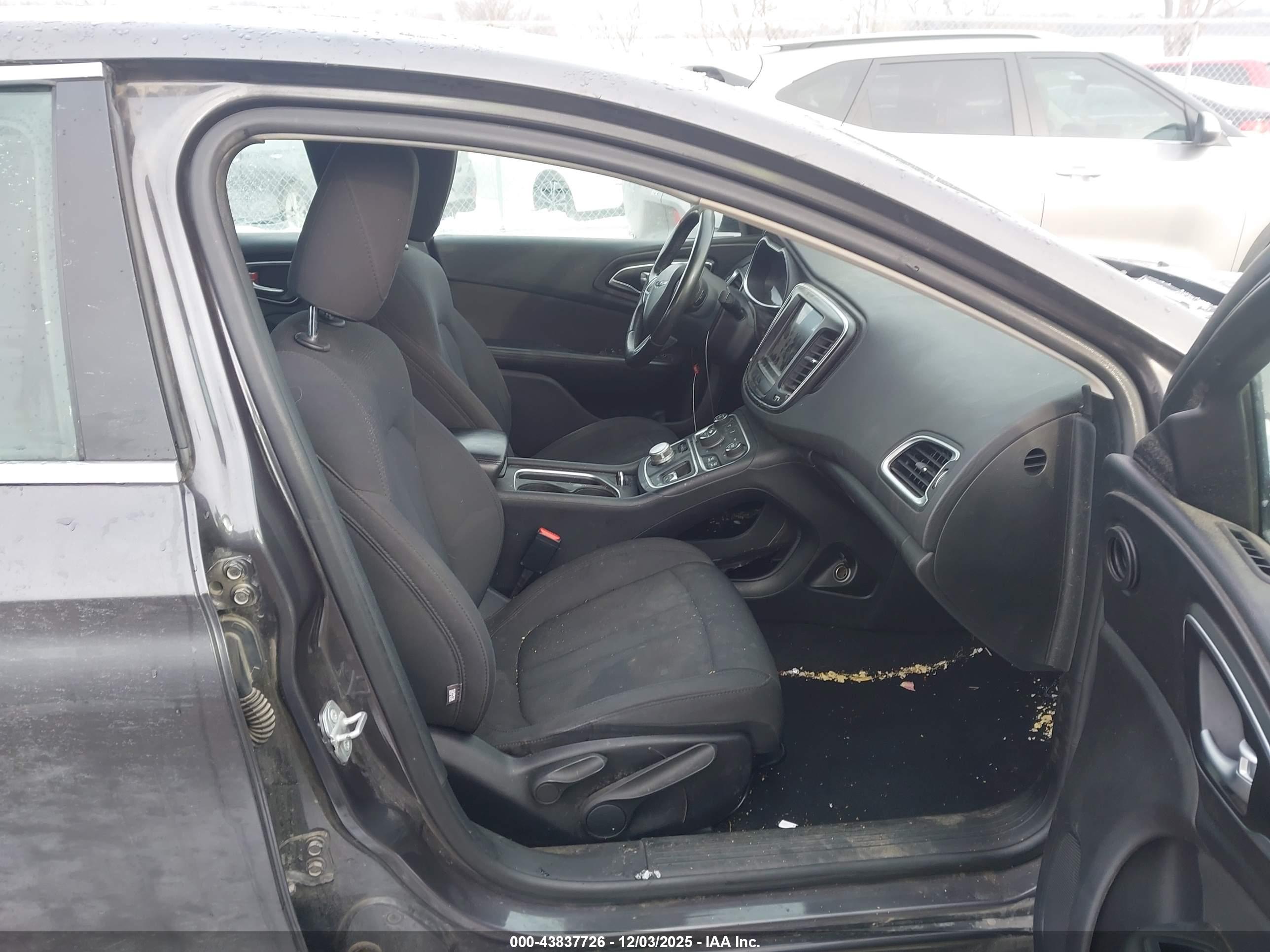 CHRYSLER 200 image 5
