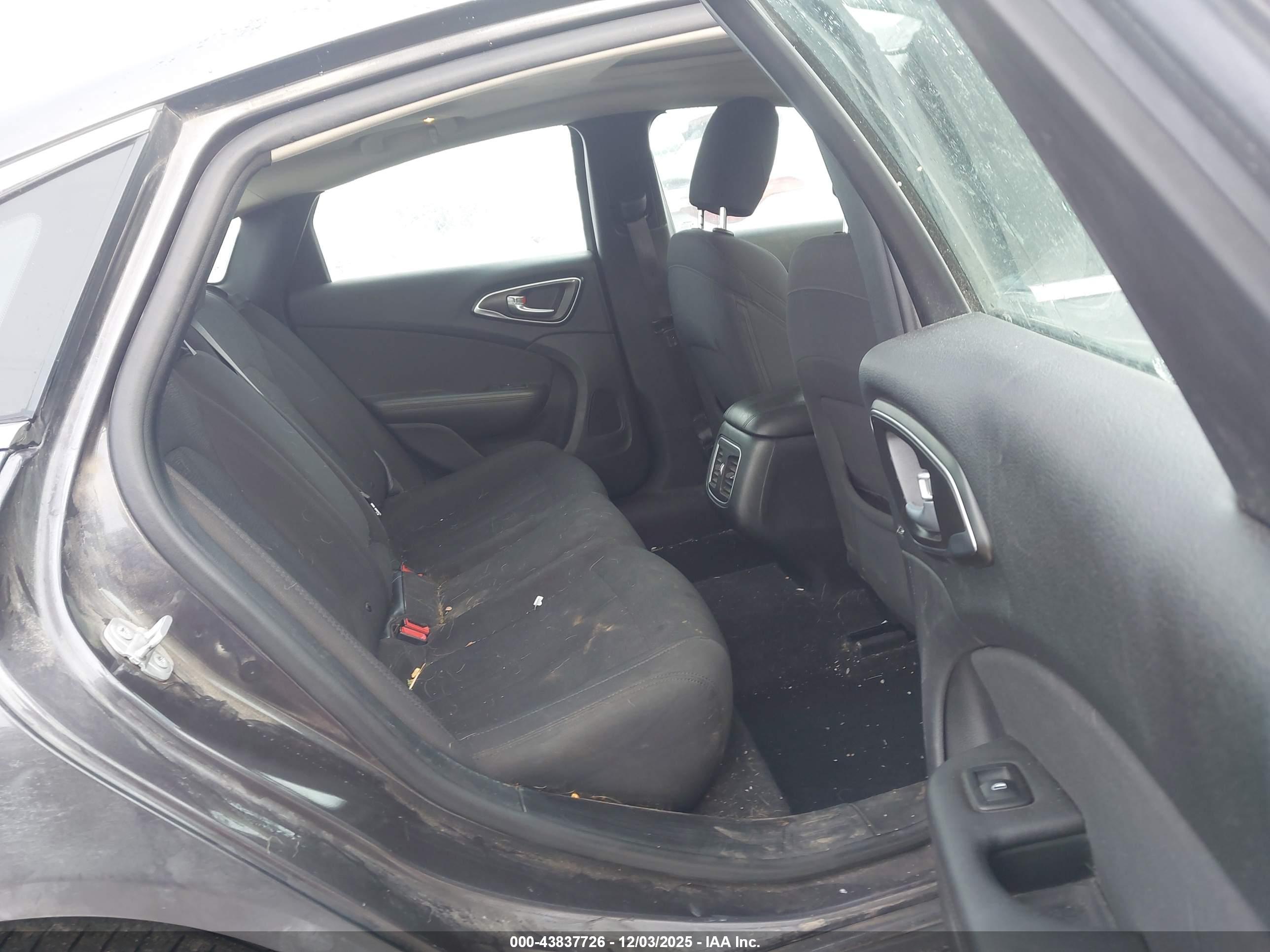 CHRYSLER 200 image 8