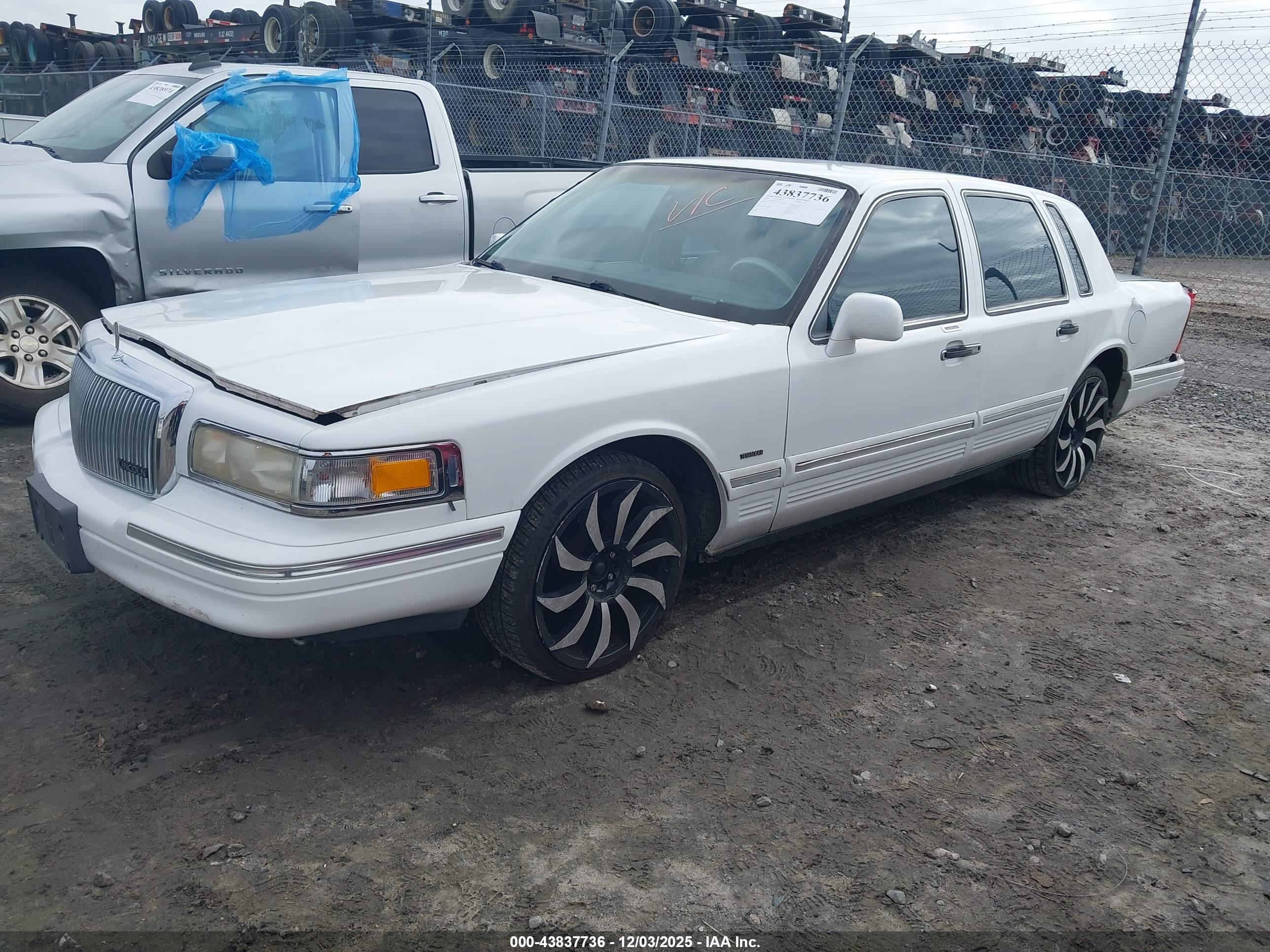 LINCOLN TOWN image 2