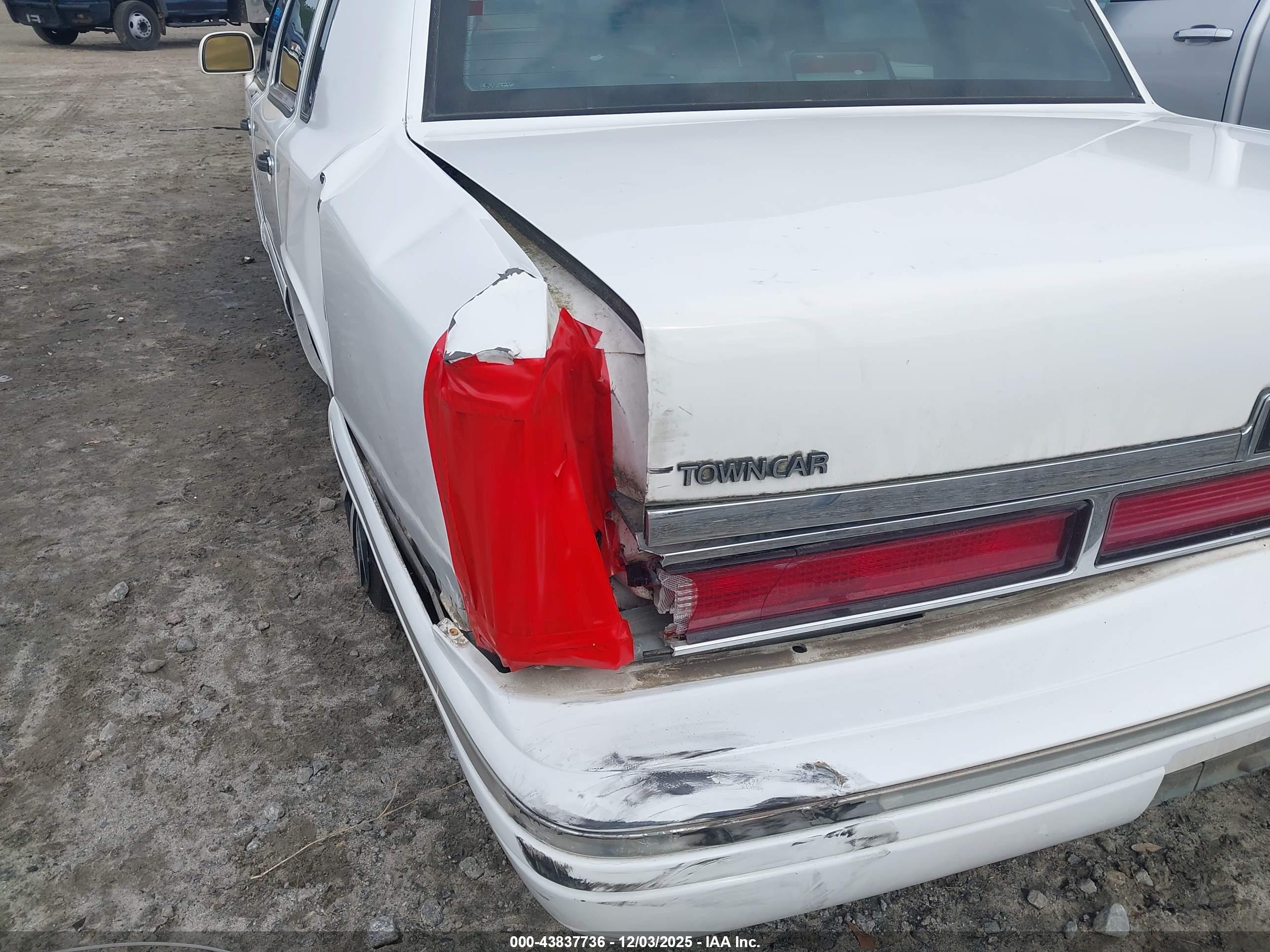 LINCOLN TOWN image 6
