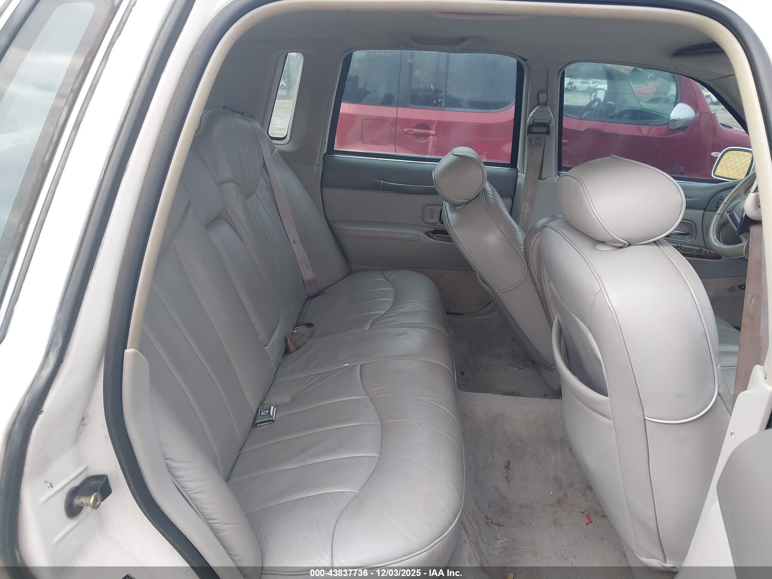LINCOLN TOWN image 8