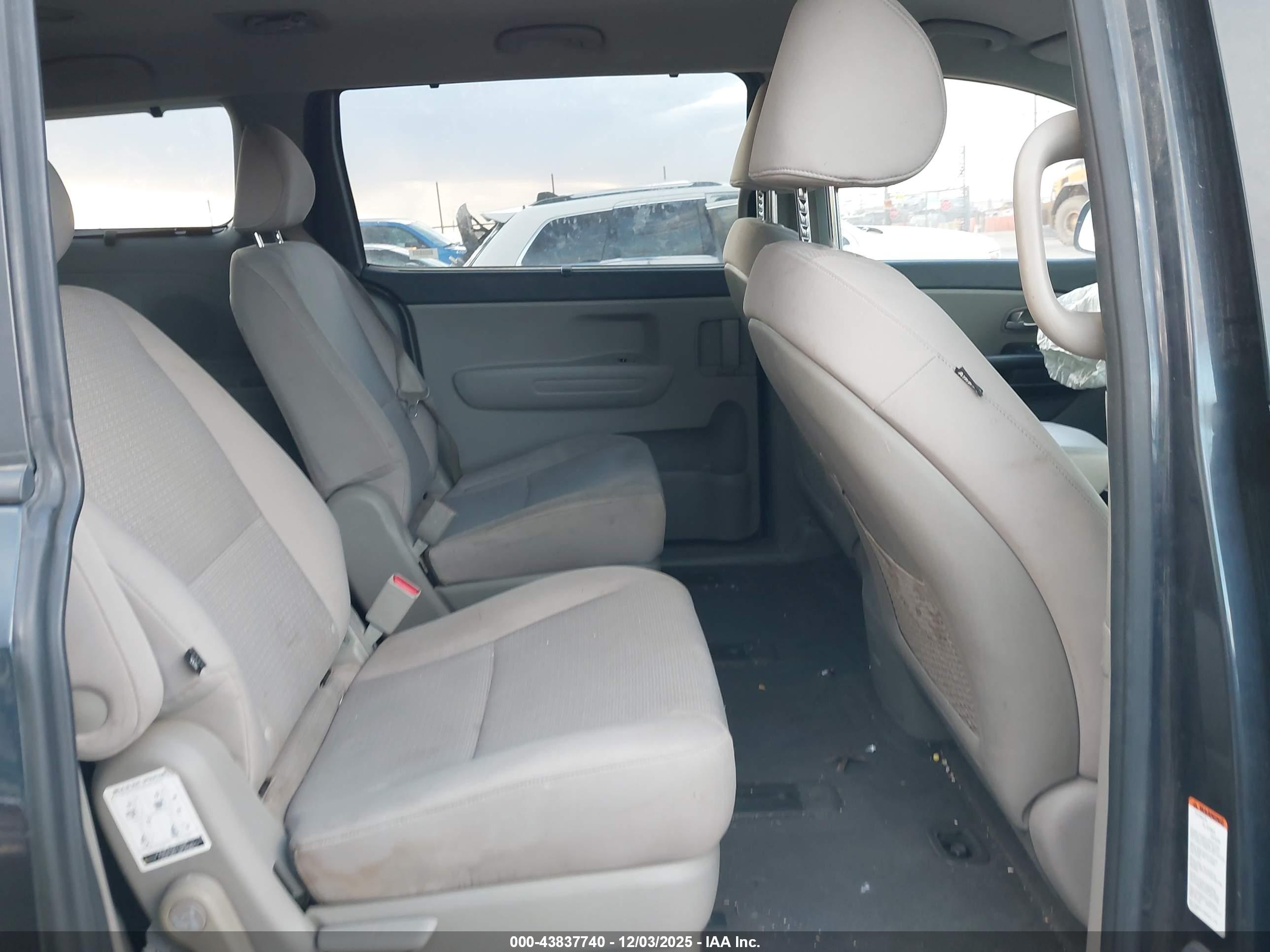 KIA SEDONA image 8