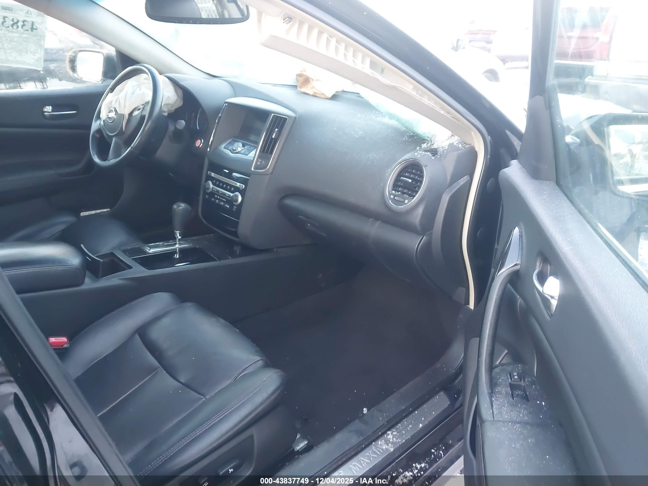 NISSAN MAXIMA image 5