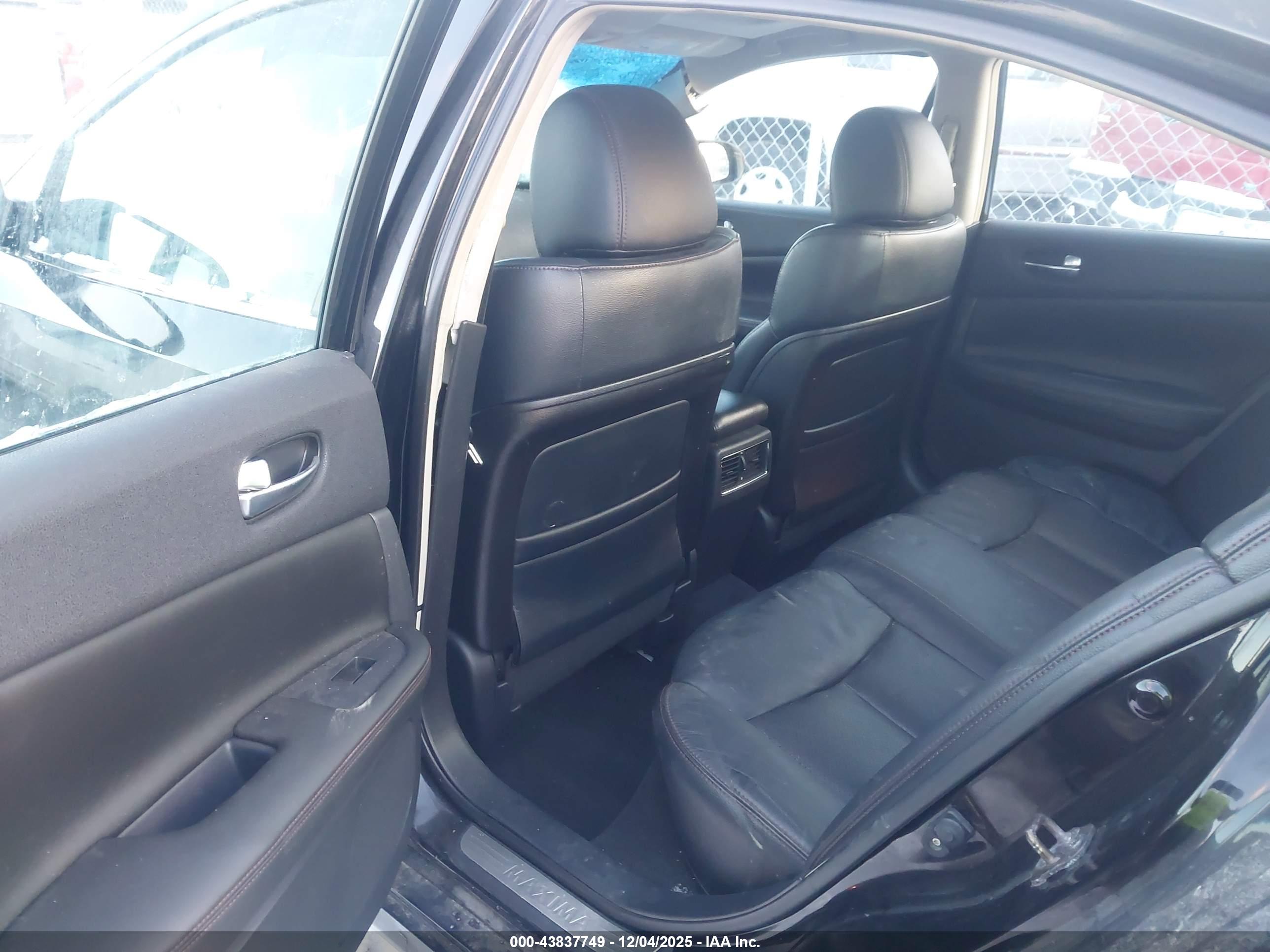NISSAN MAXIMA image 8