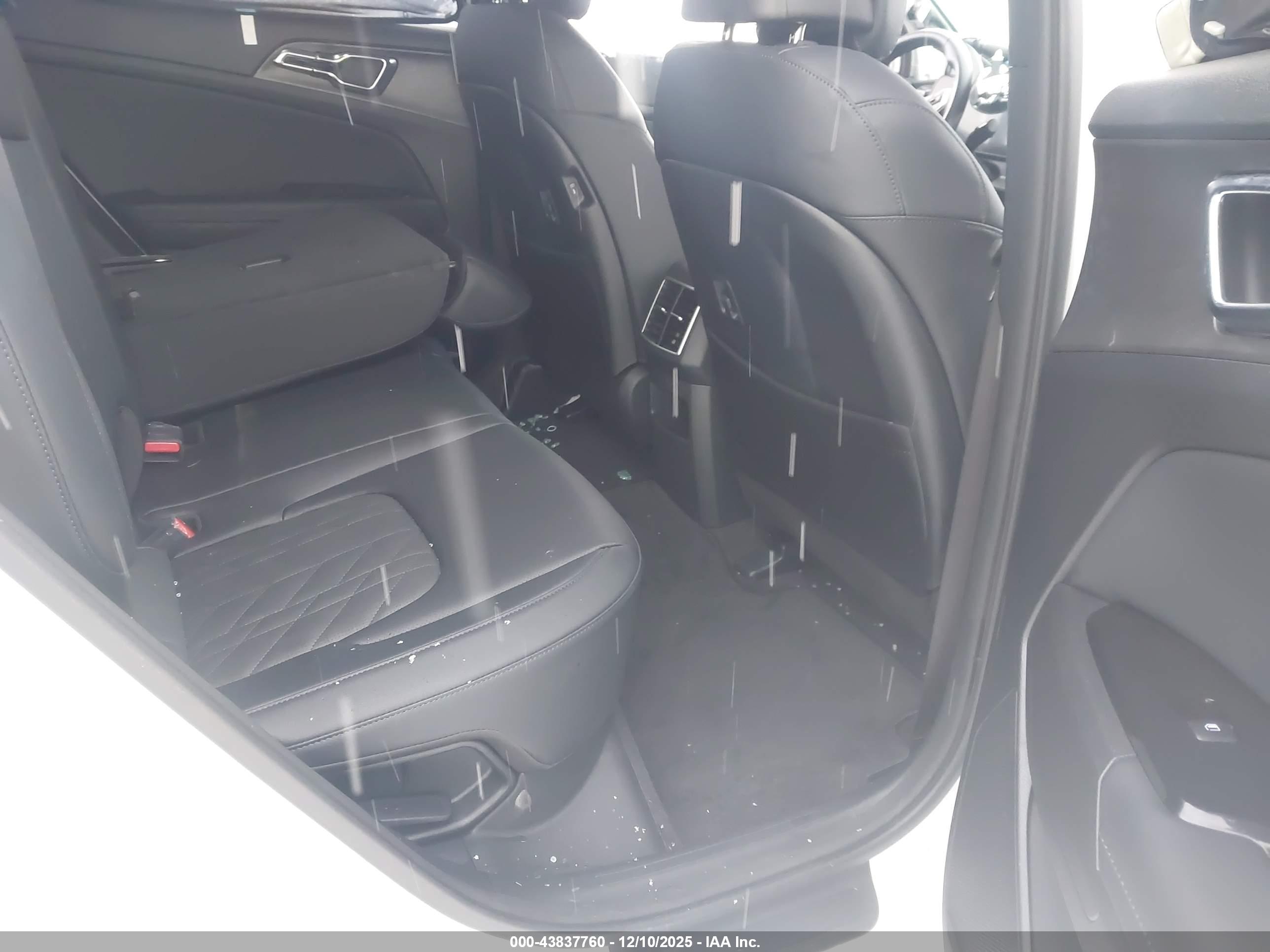 KIA SPORTAGE image 8