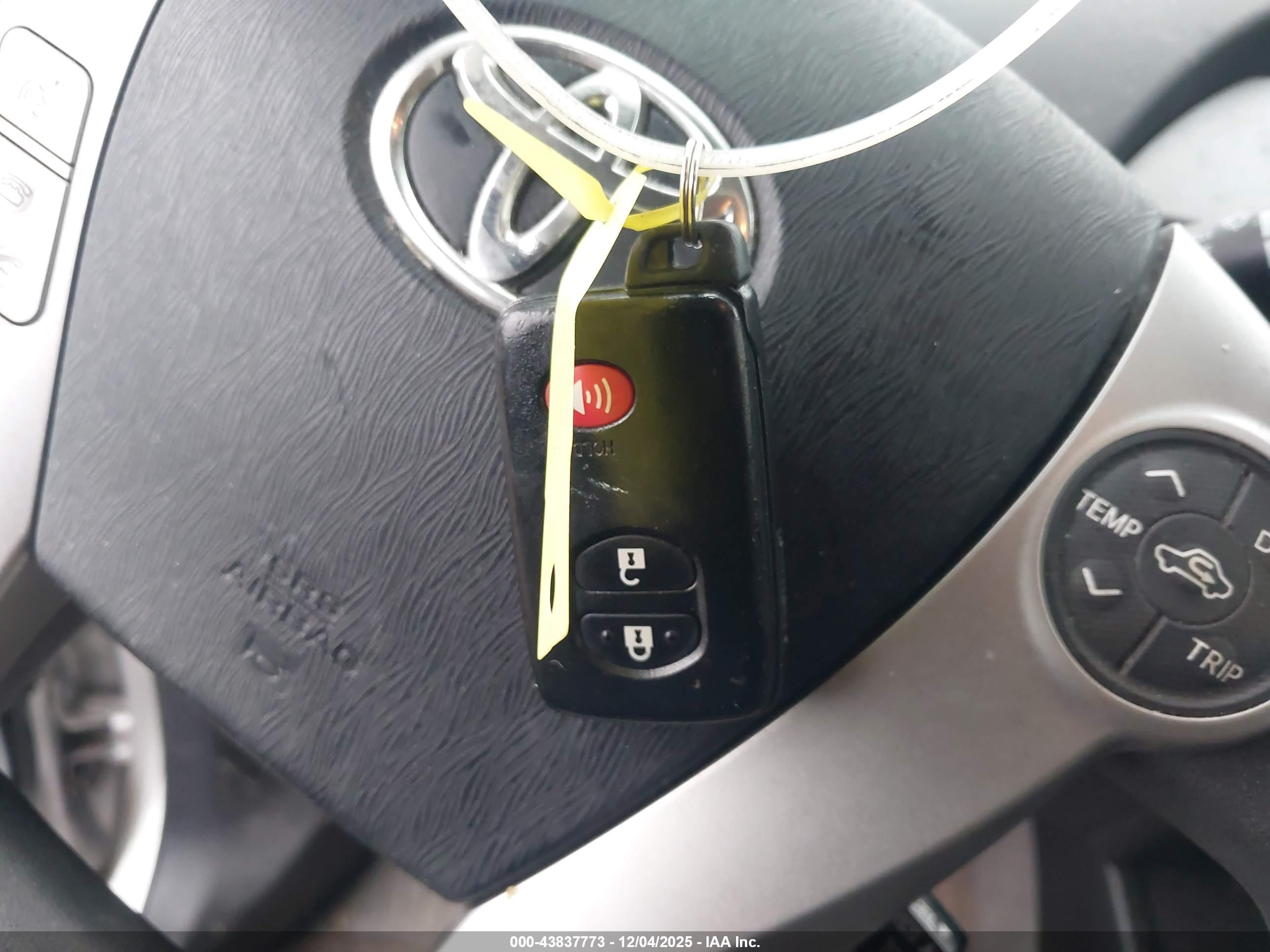TOYOTA PRIUS image 11