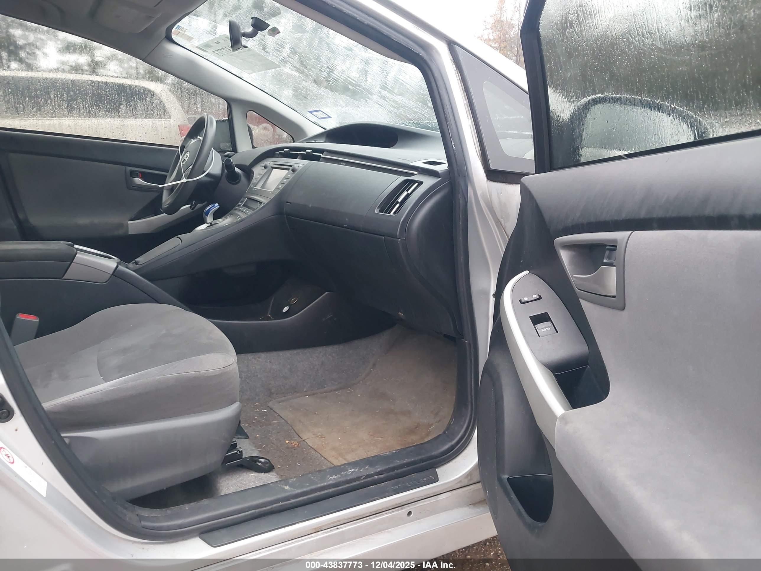 TOYOTA PRIUS image 5