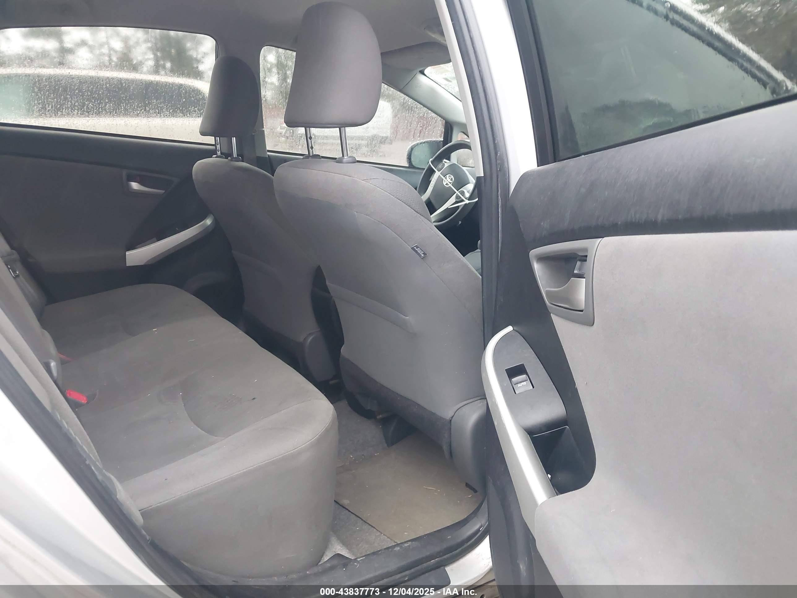 TOYOTA PRIUS image 8