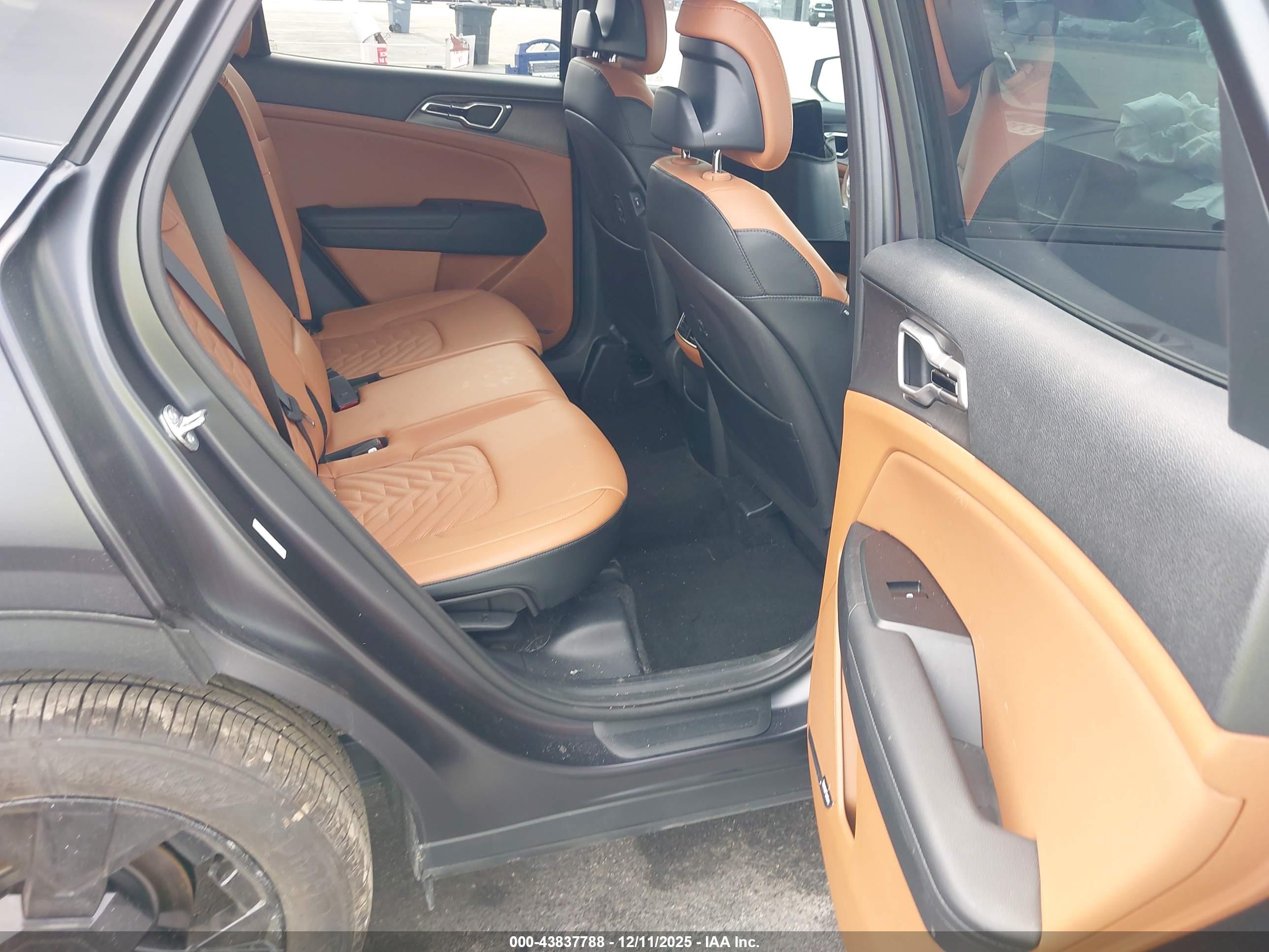 KIA SPORTAGE image 8