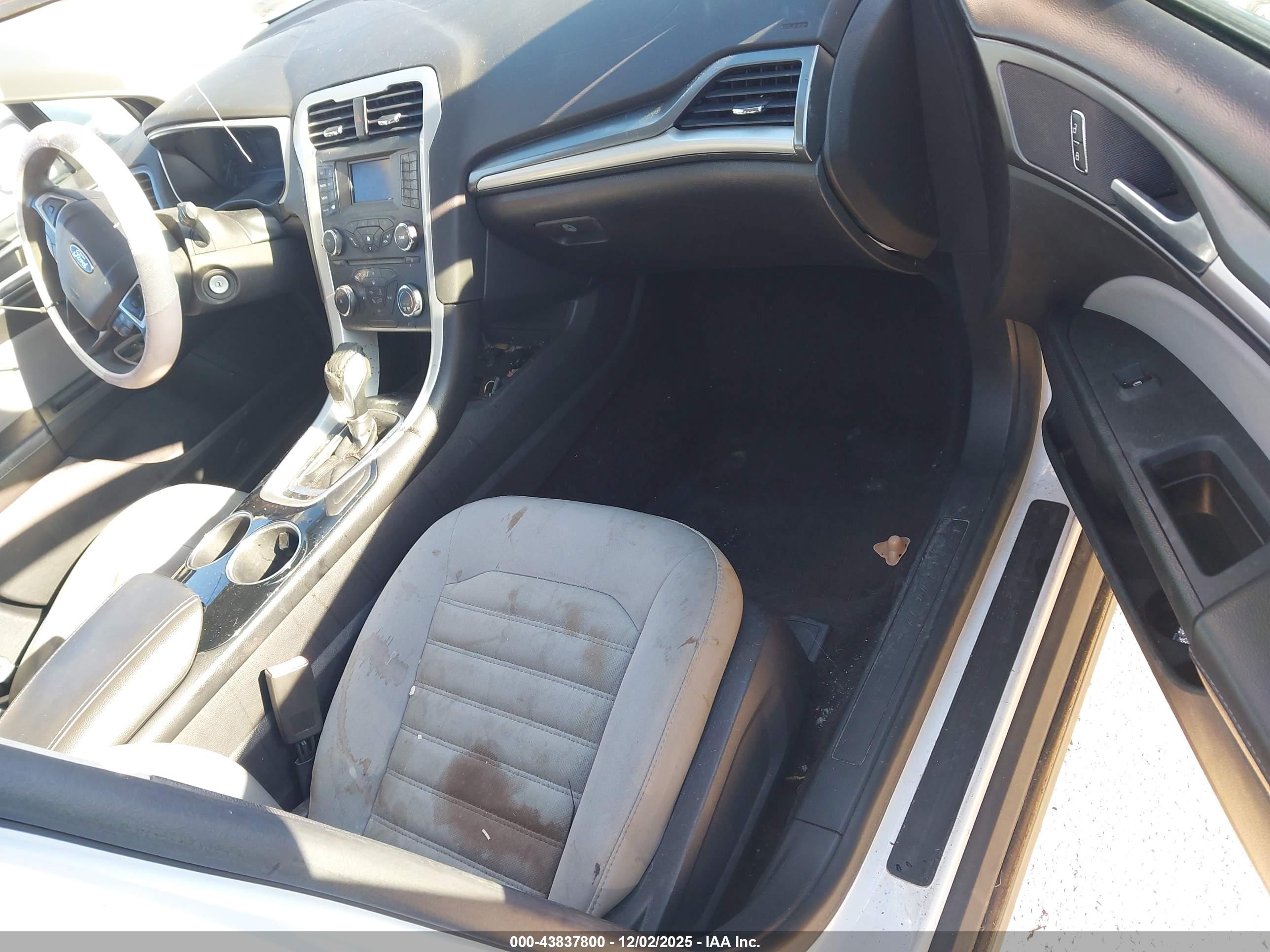 FORD FUSION image 5