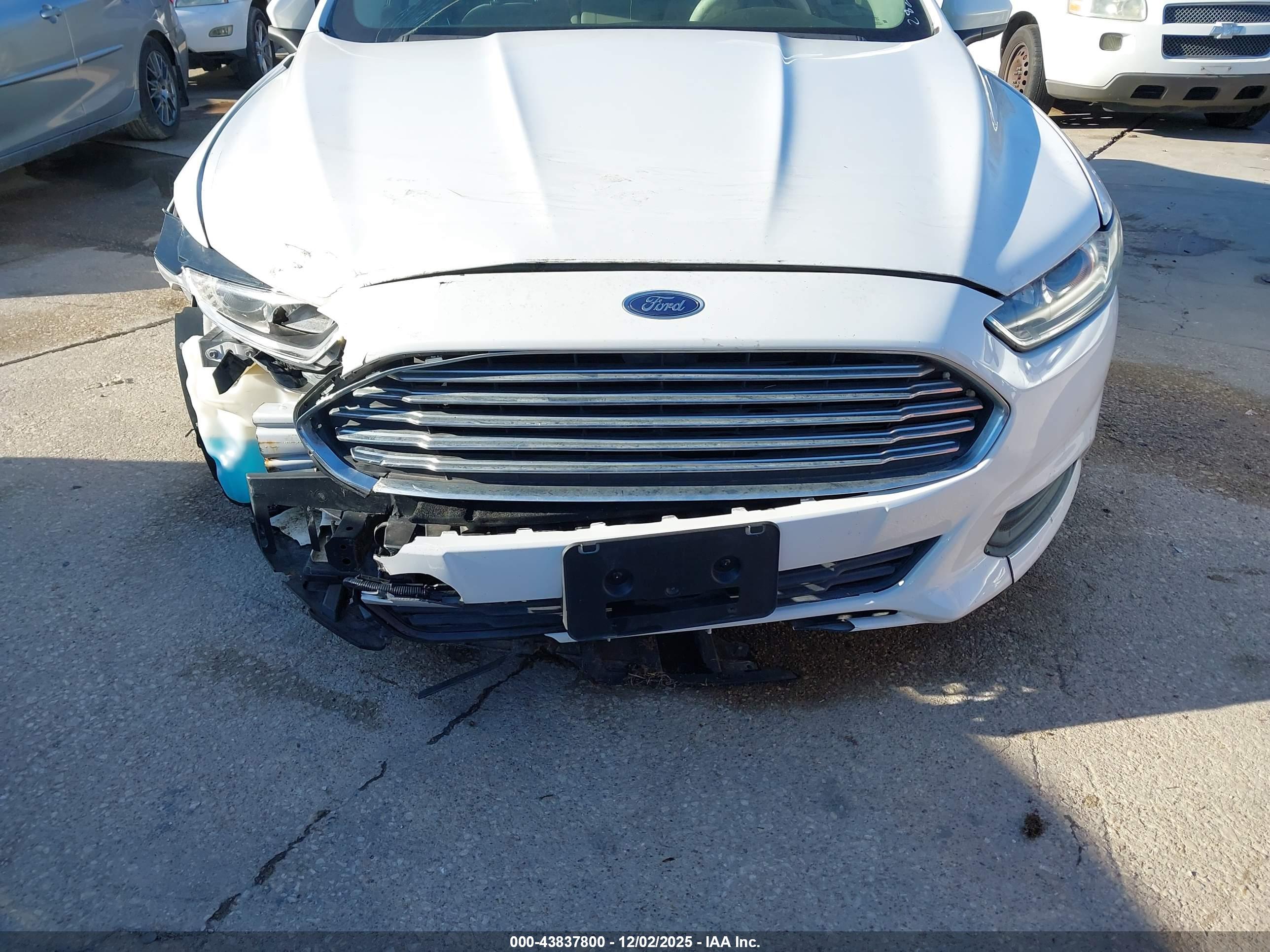 FORD FUSION image 6