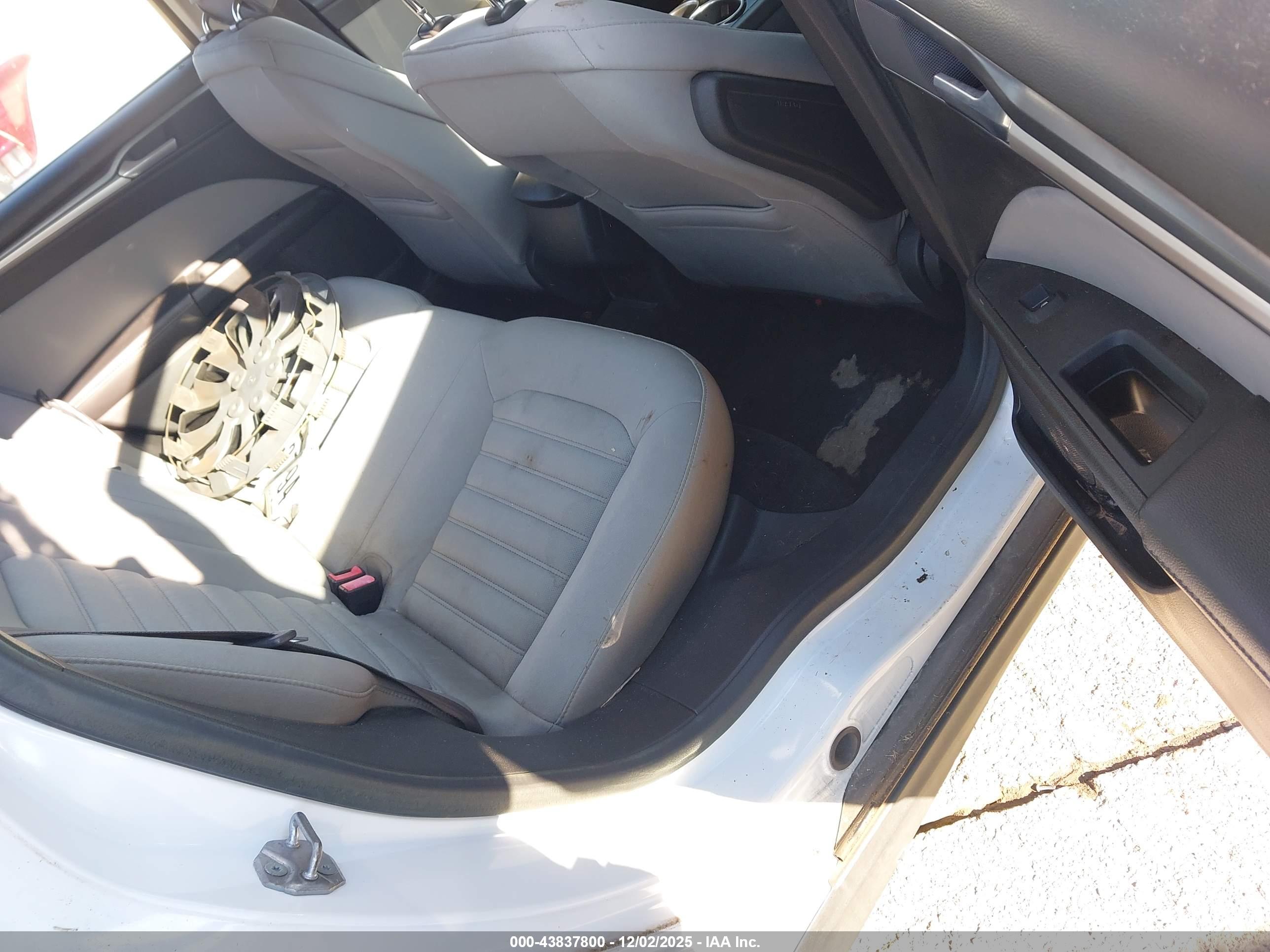 FORD FUSION image 8