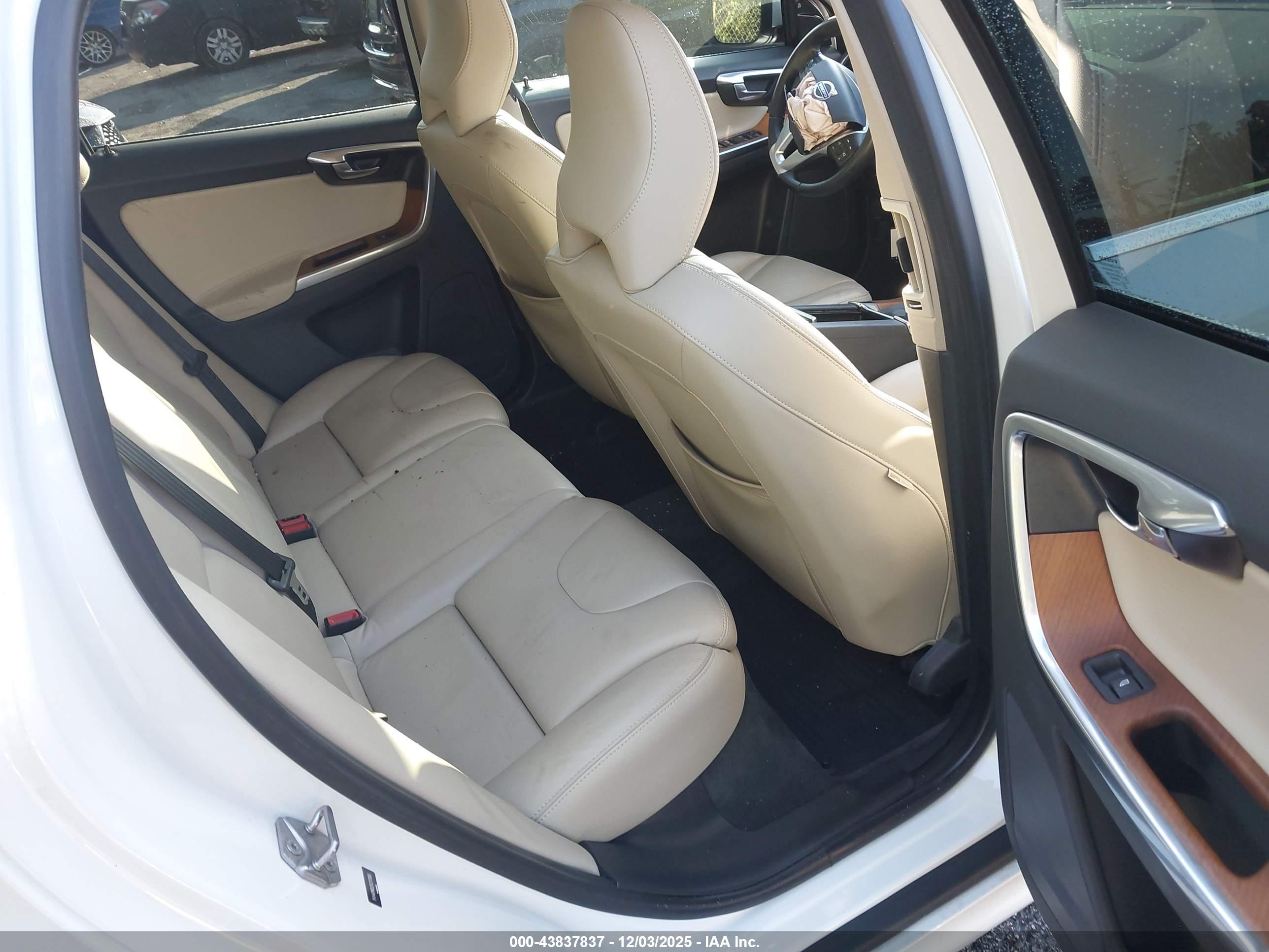 VOLVO XC60 image 8