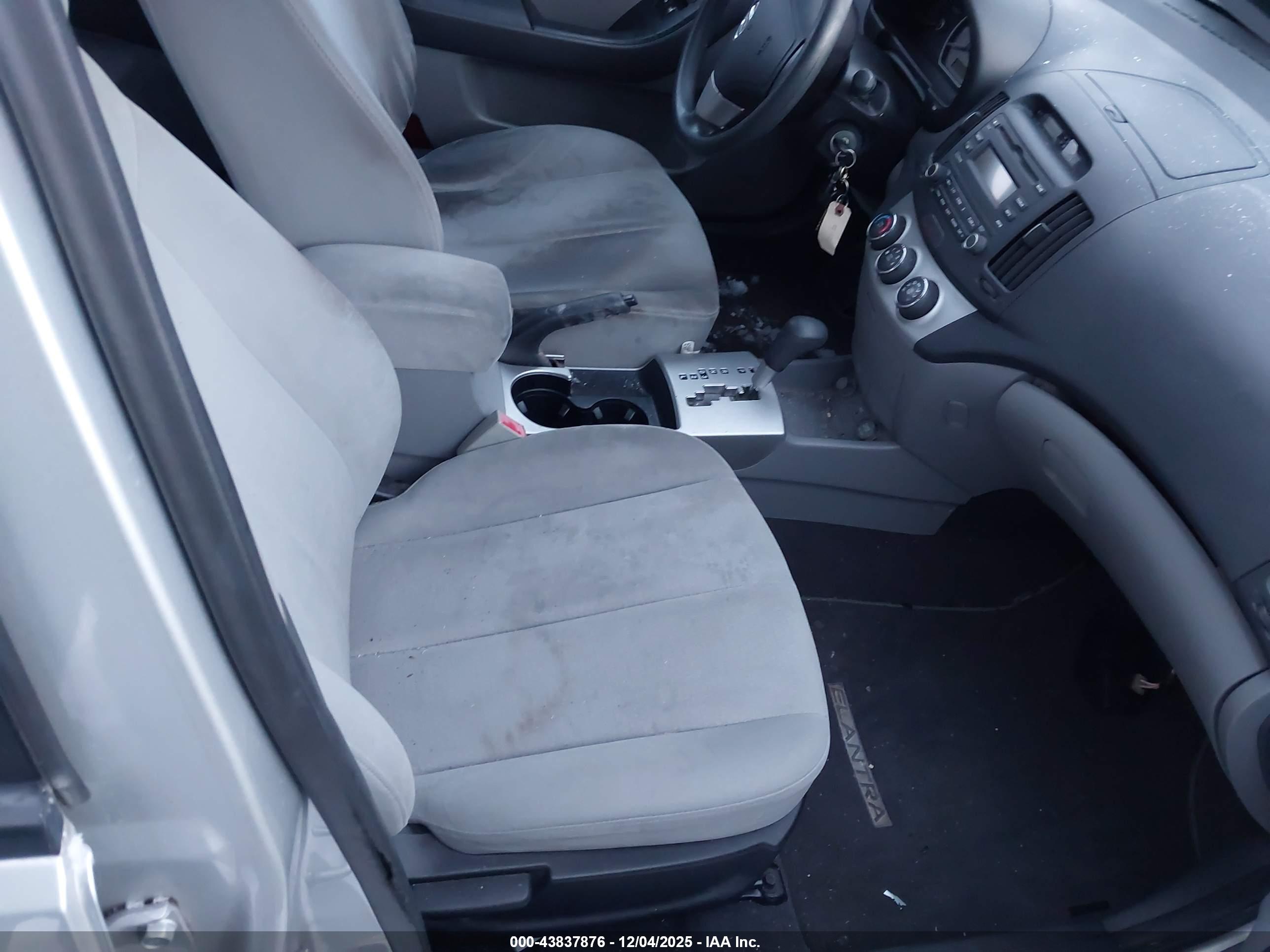 HYUNDAI ELANTRA image 5
