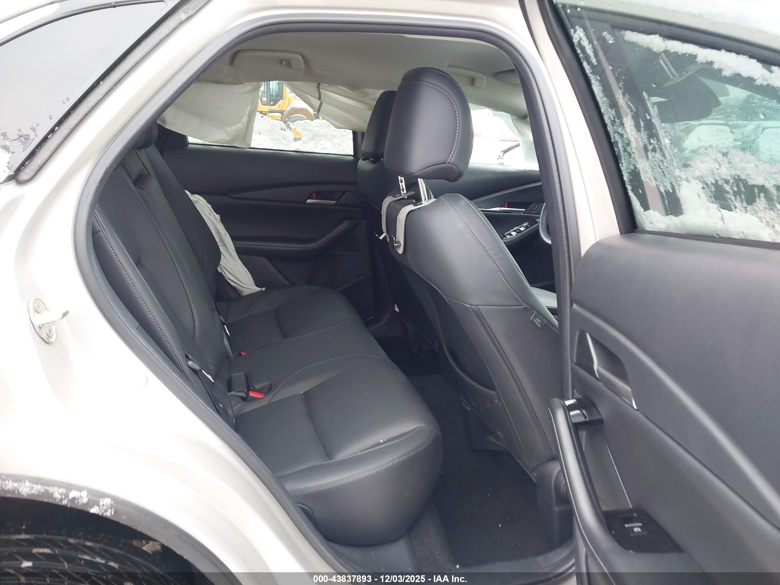 MAZDA CX-30 image 8