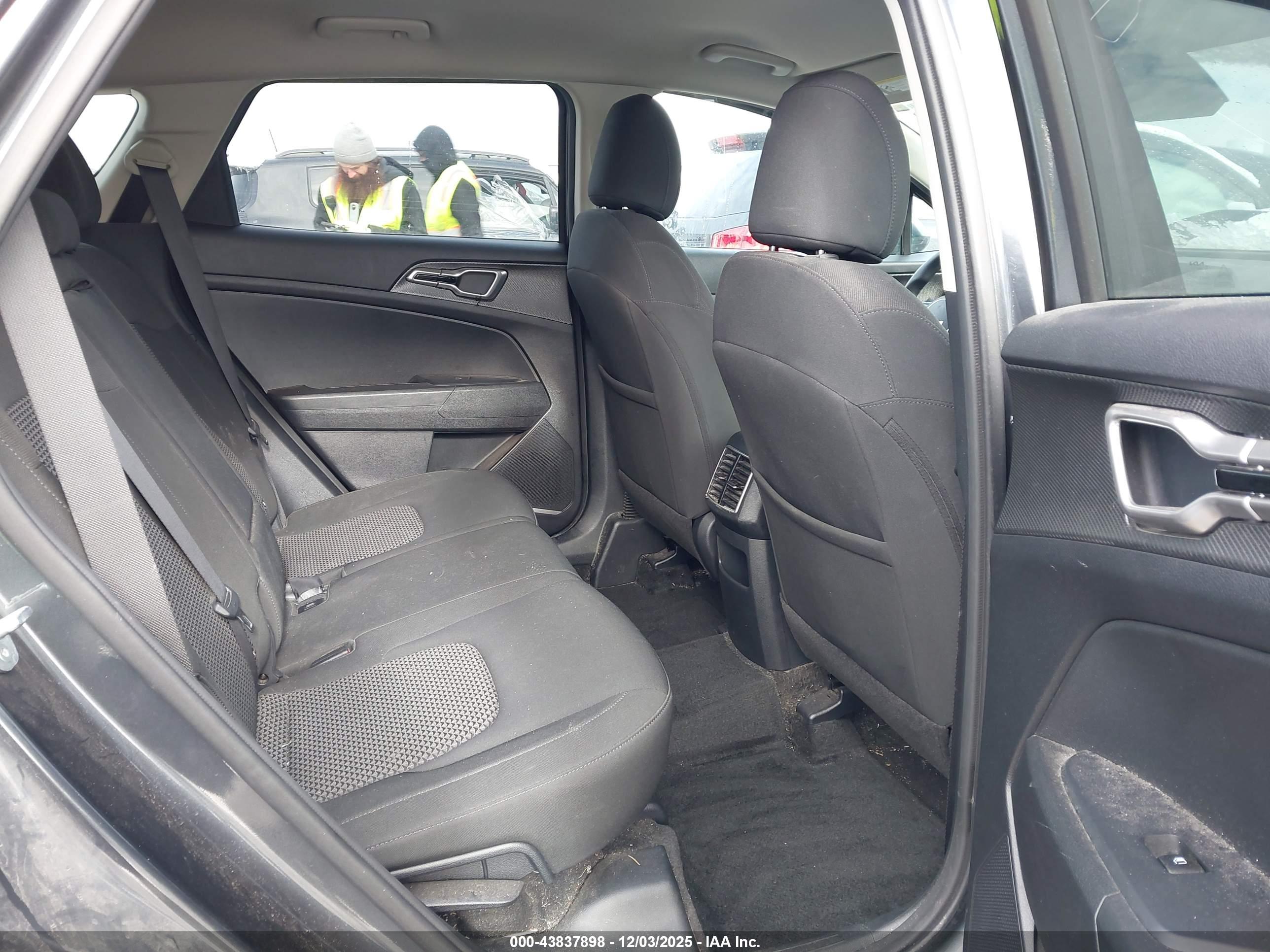 KIA SPORTAGE image 8
