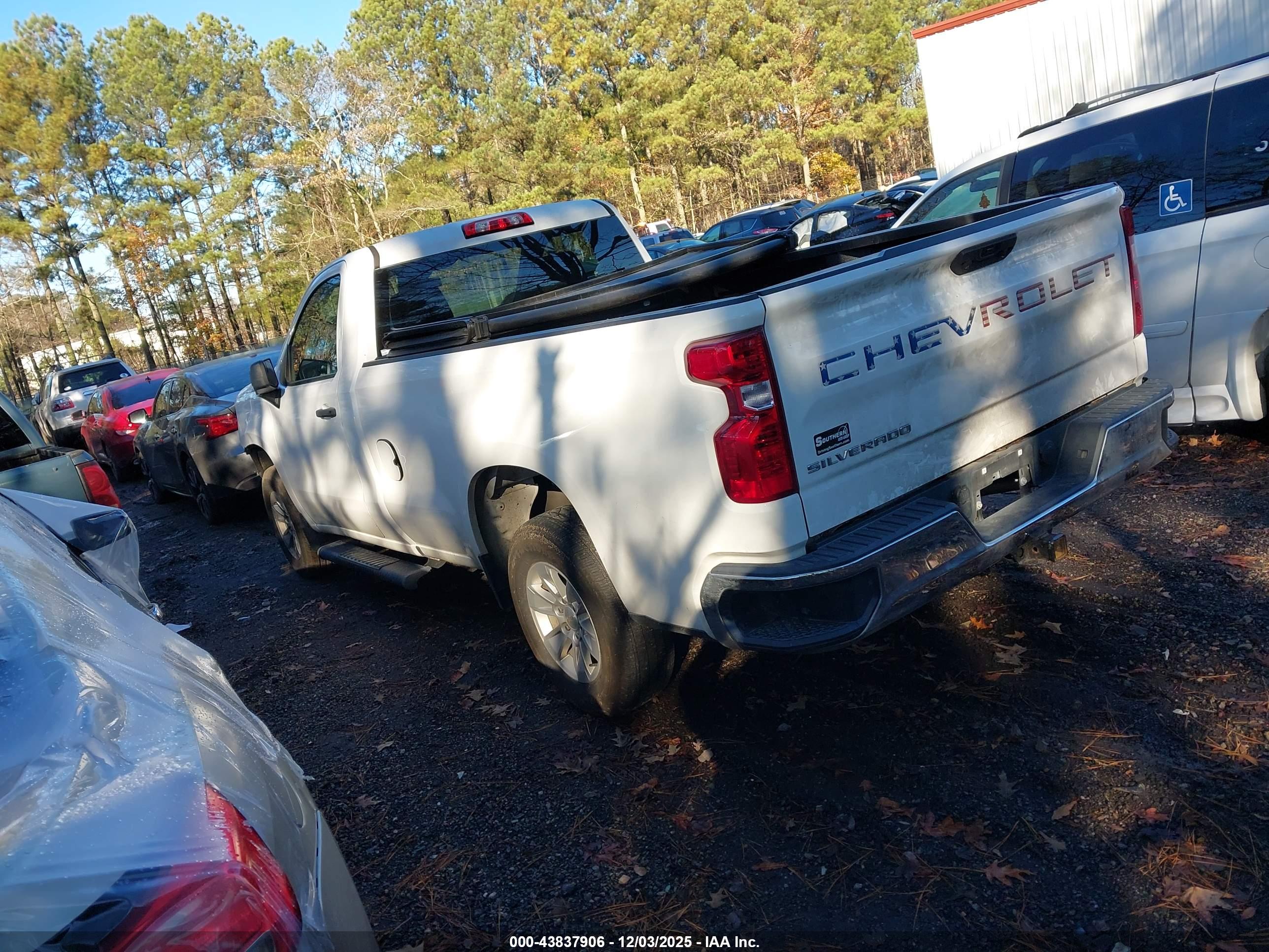 CHEVROLET SILVERADO image 3