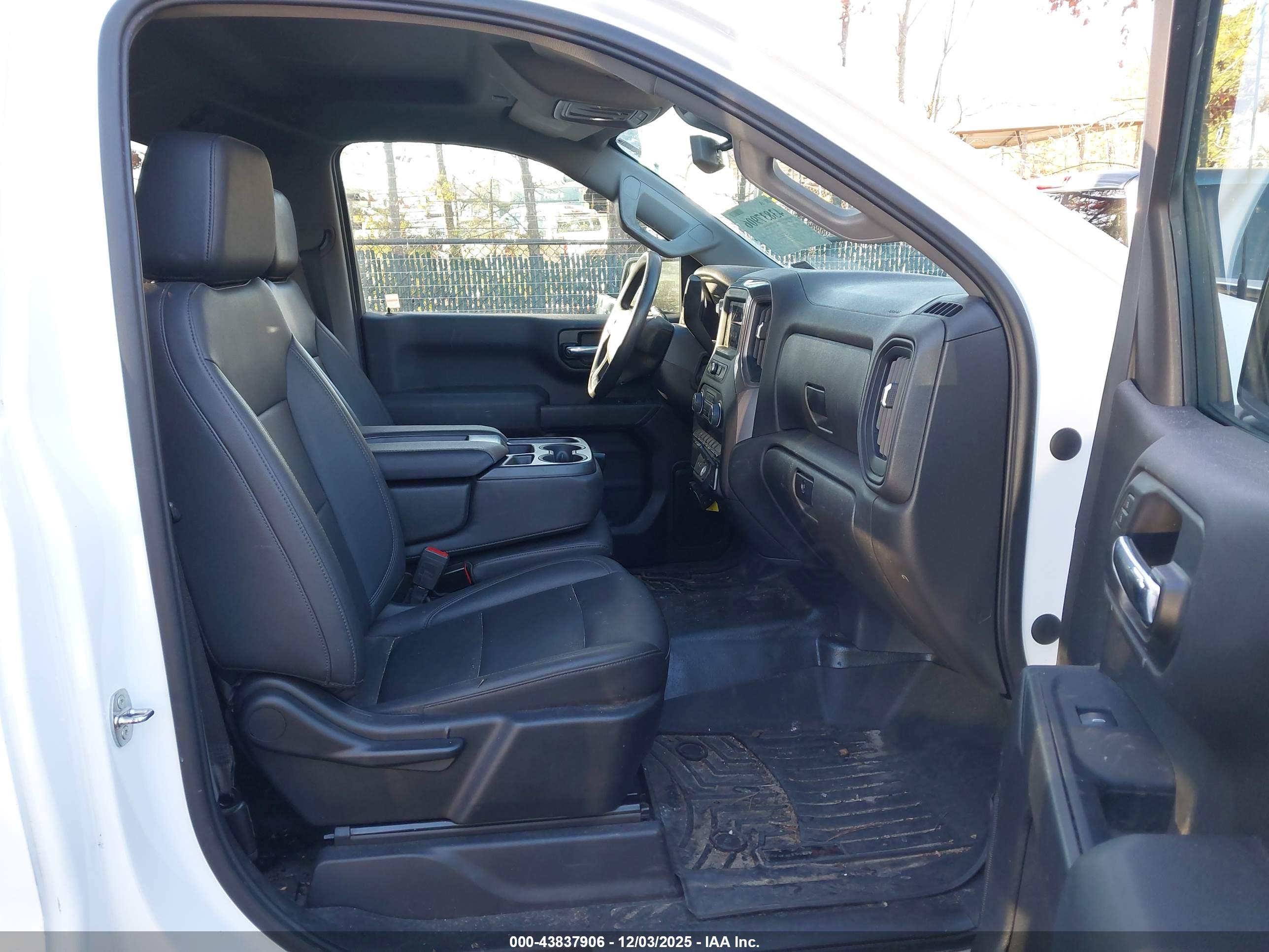 CHEVROLET SILVERADO image 5