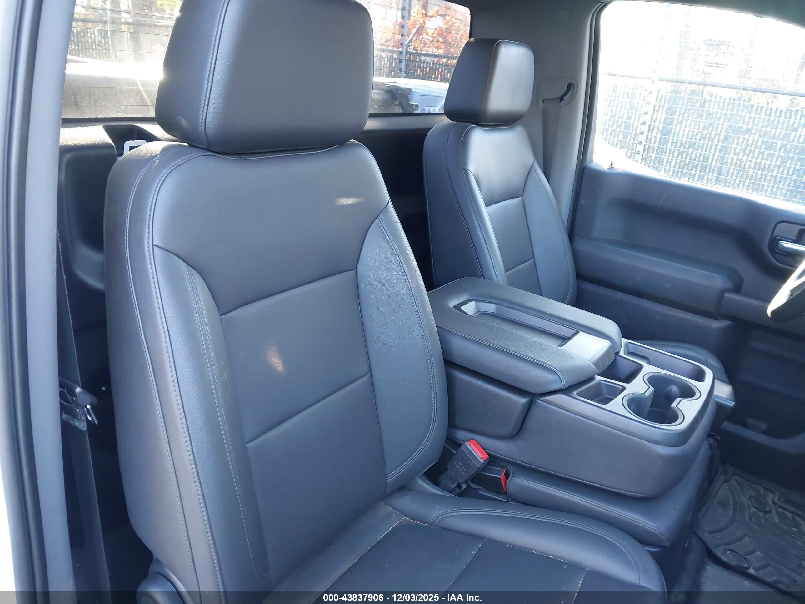 CHEVROLET SILVERADO image 8