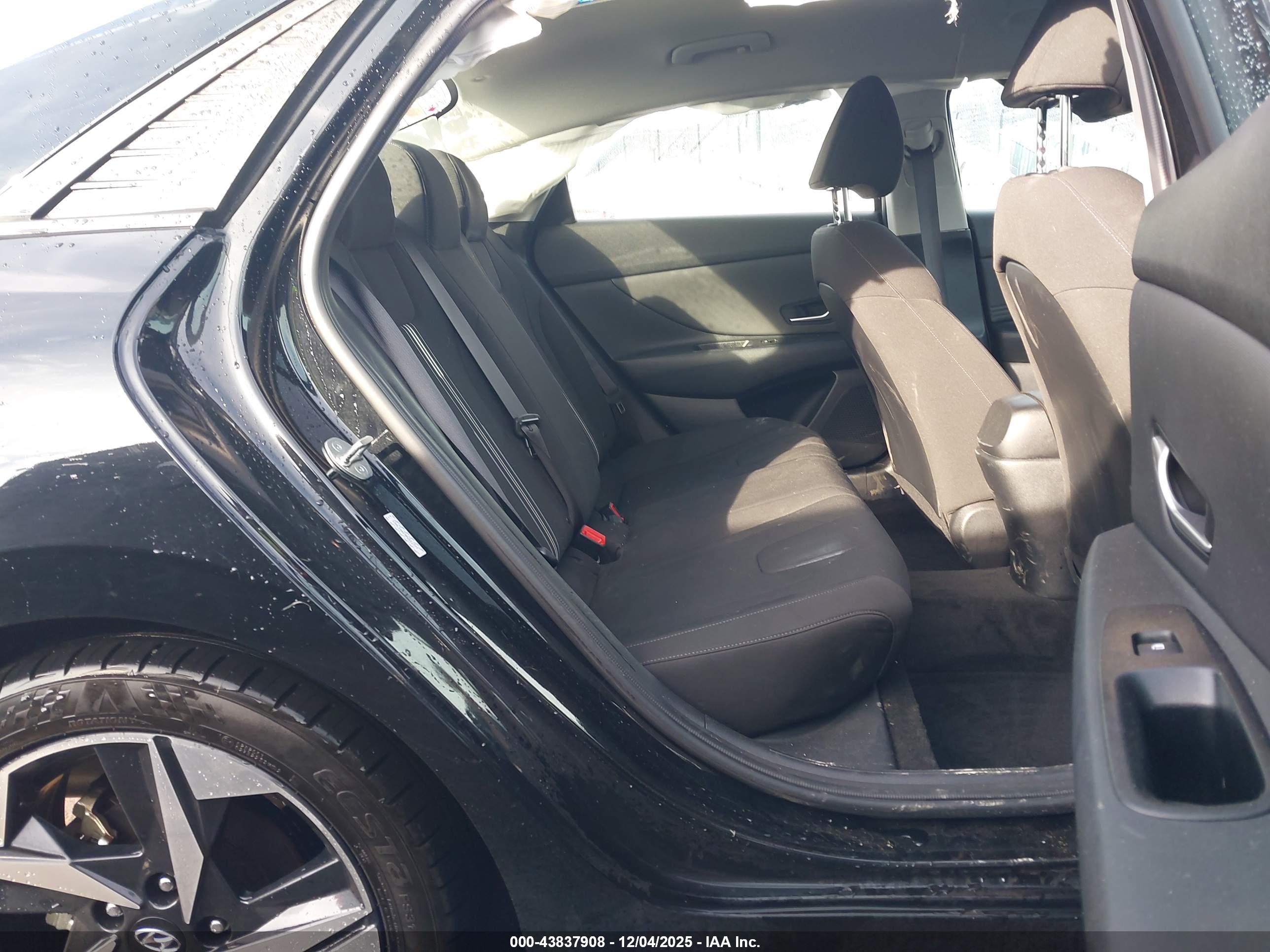HYUNDAI ELANTRA image 8