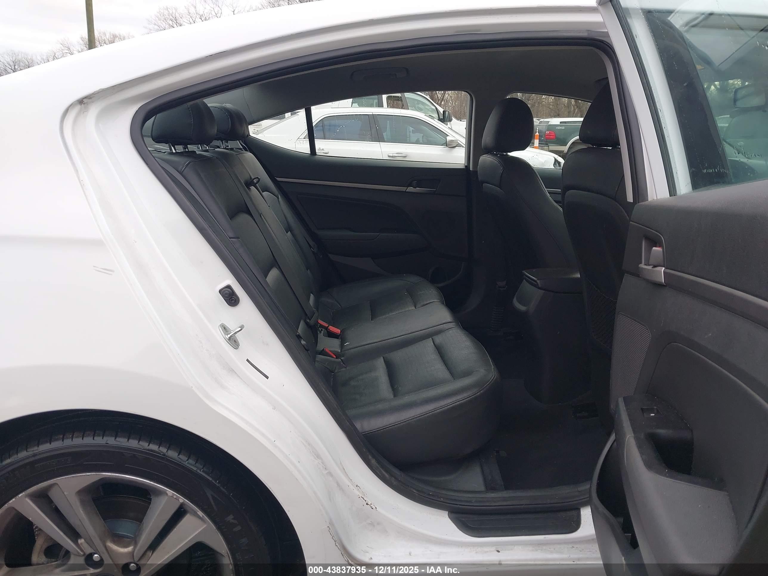 HYUNDAI ELANTRA image 8