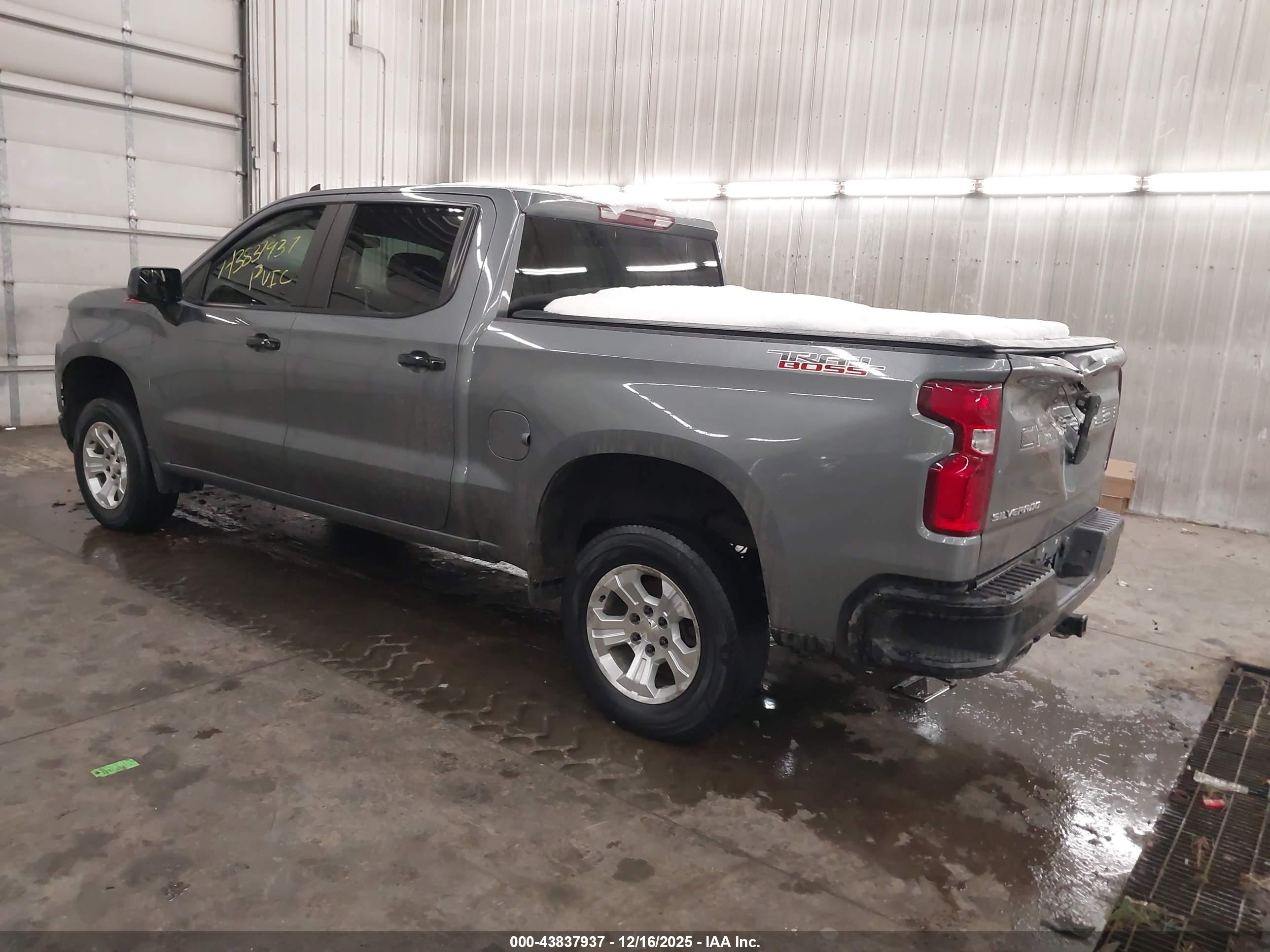 CHEVROLET SILVERADO image 3