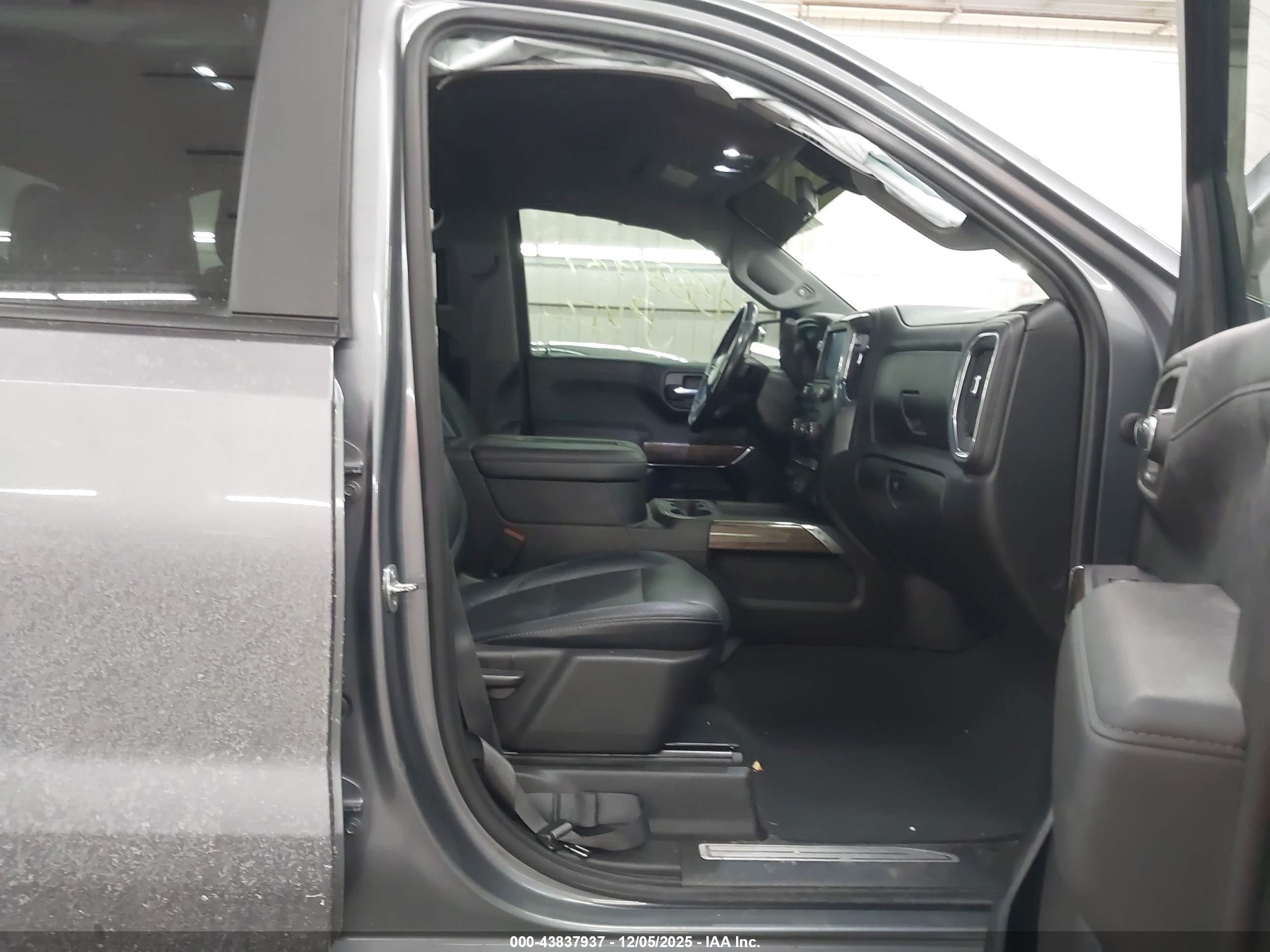 CHEVROLET SILVERADO image 5