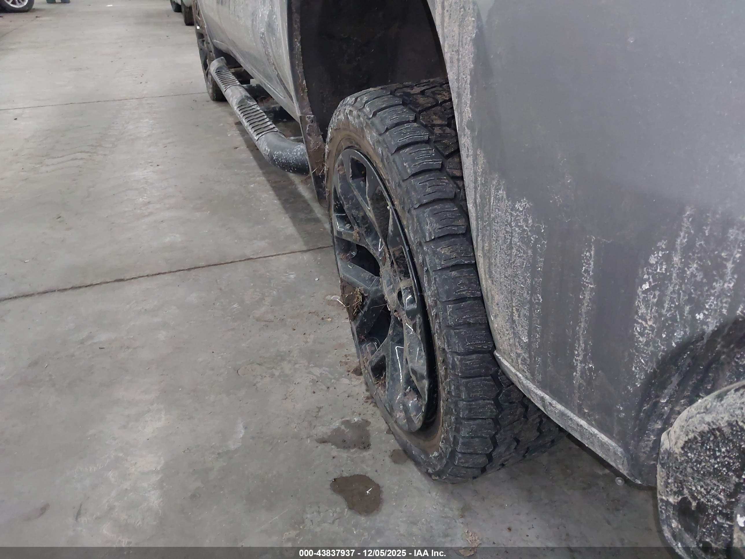 CHEVROLET SILVERADO image 6