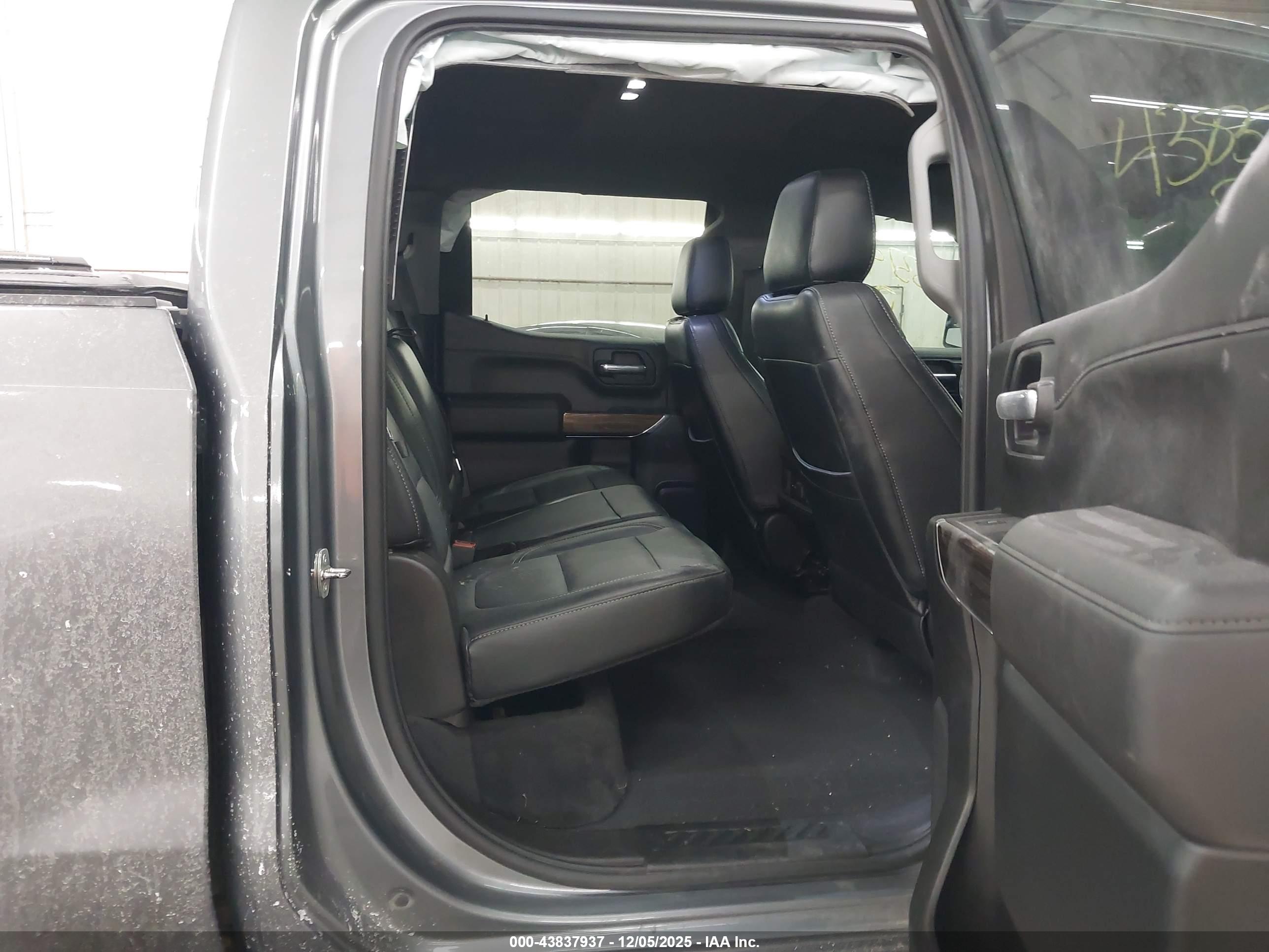 CHEVROLET SILVERADO image 8