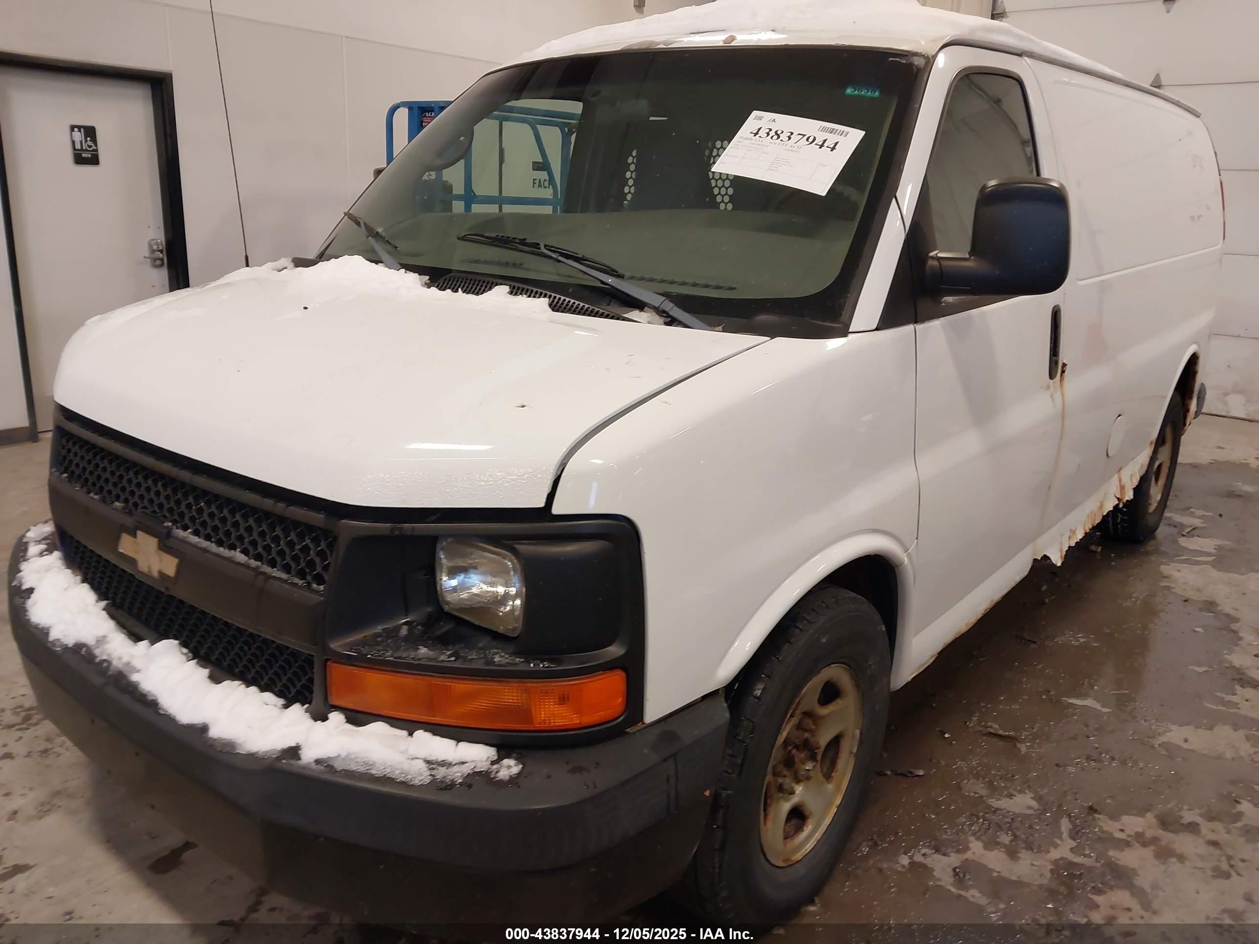 CHEVROLET EXPRESS image 2