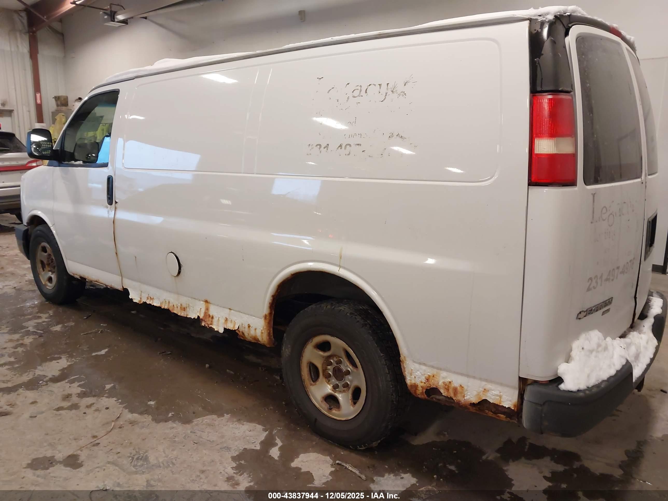 CHEVROLET EXPRESS image 3