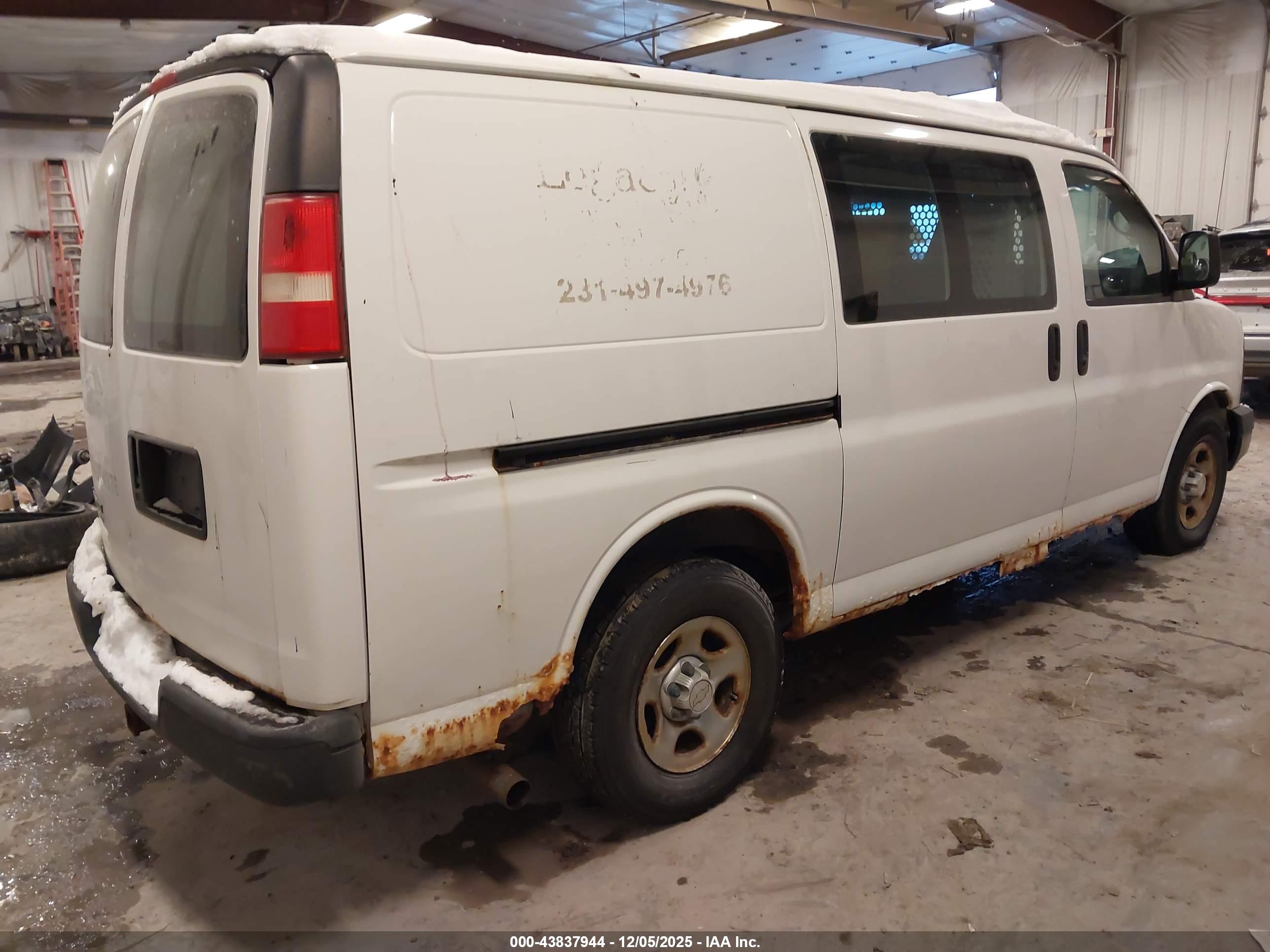 CHEVROLET EXPRESS image 4