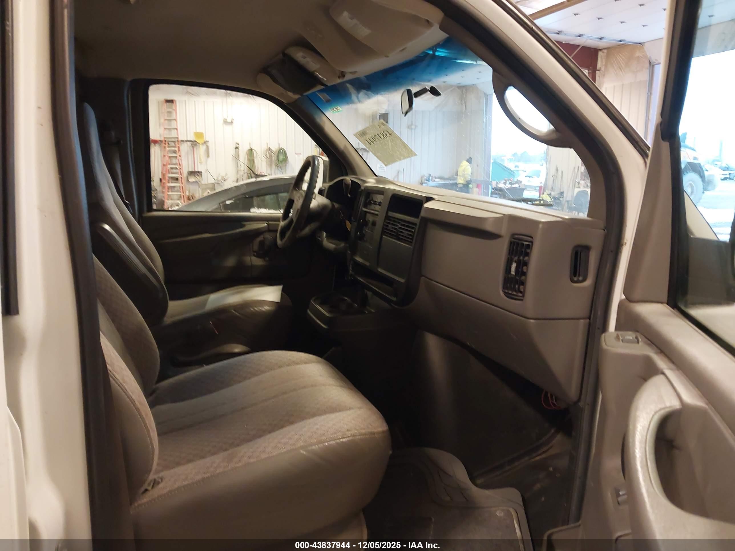 CHEVROLET EXPRESS image 5