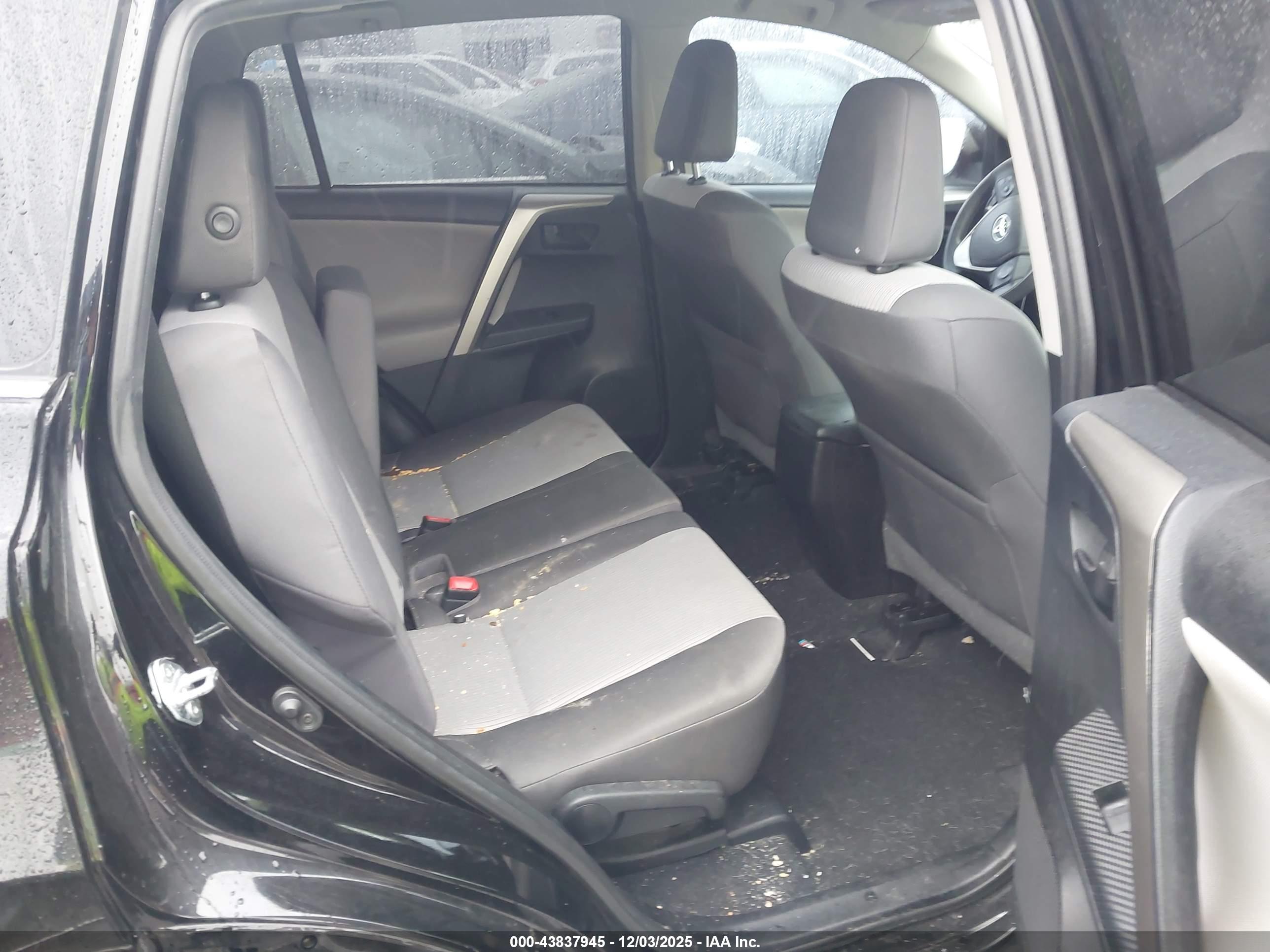 TOYOTA RAV4 image 8