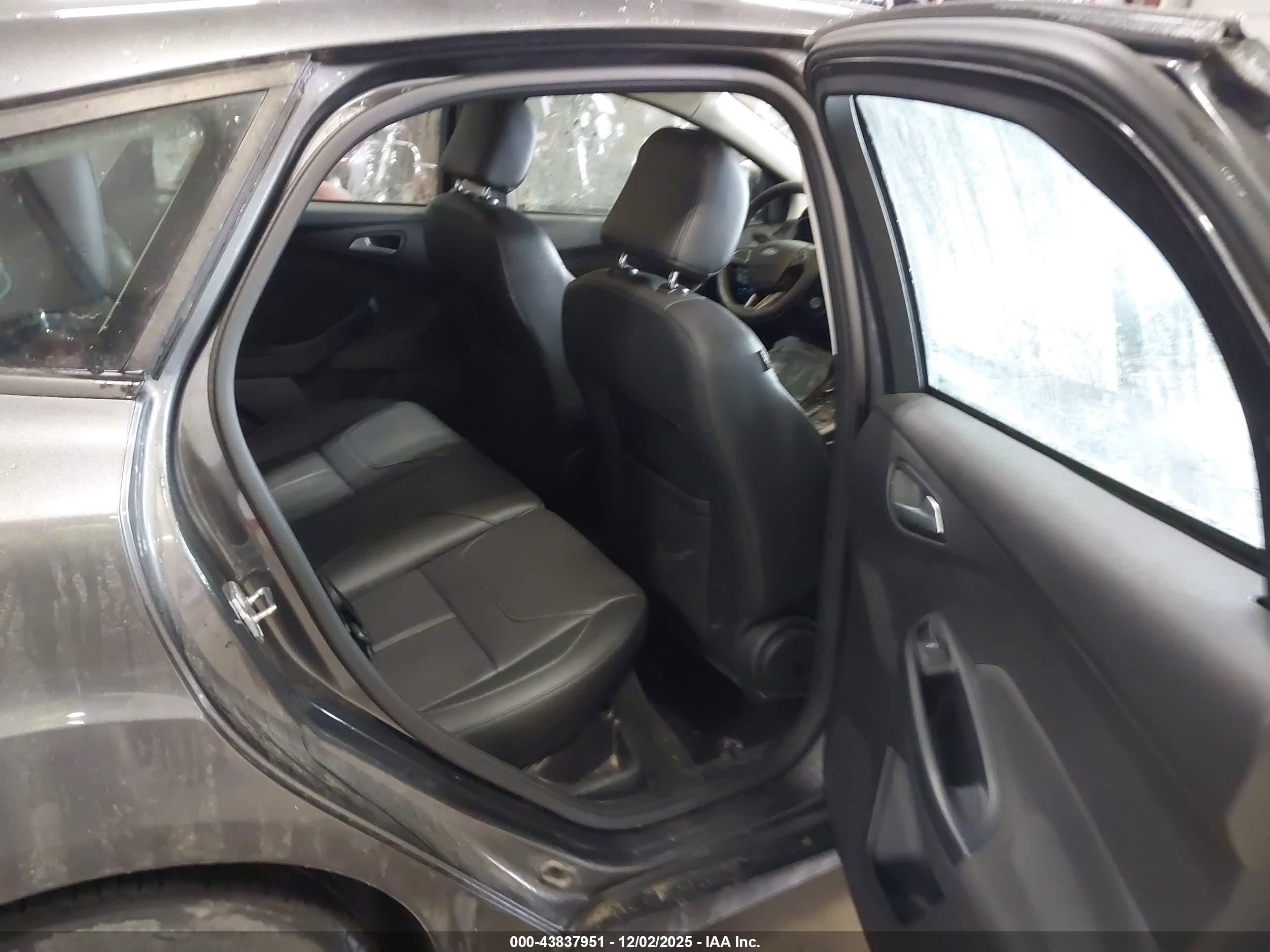 FORD FOCUS image 8