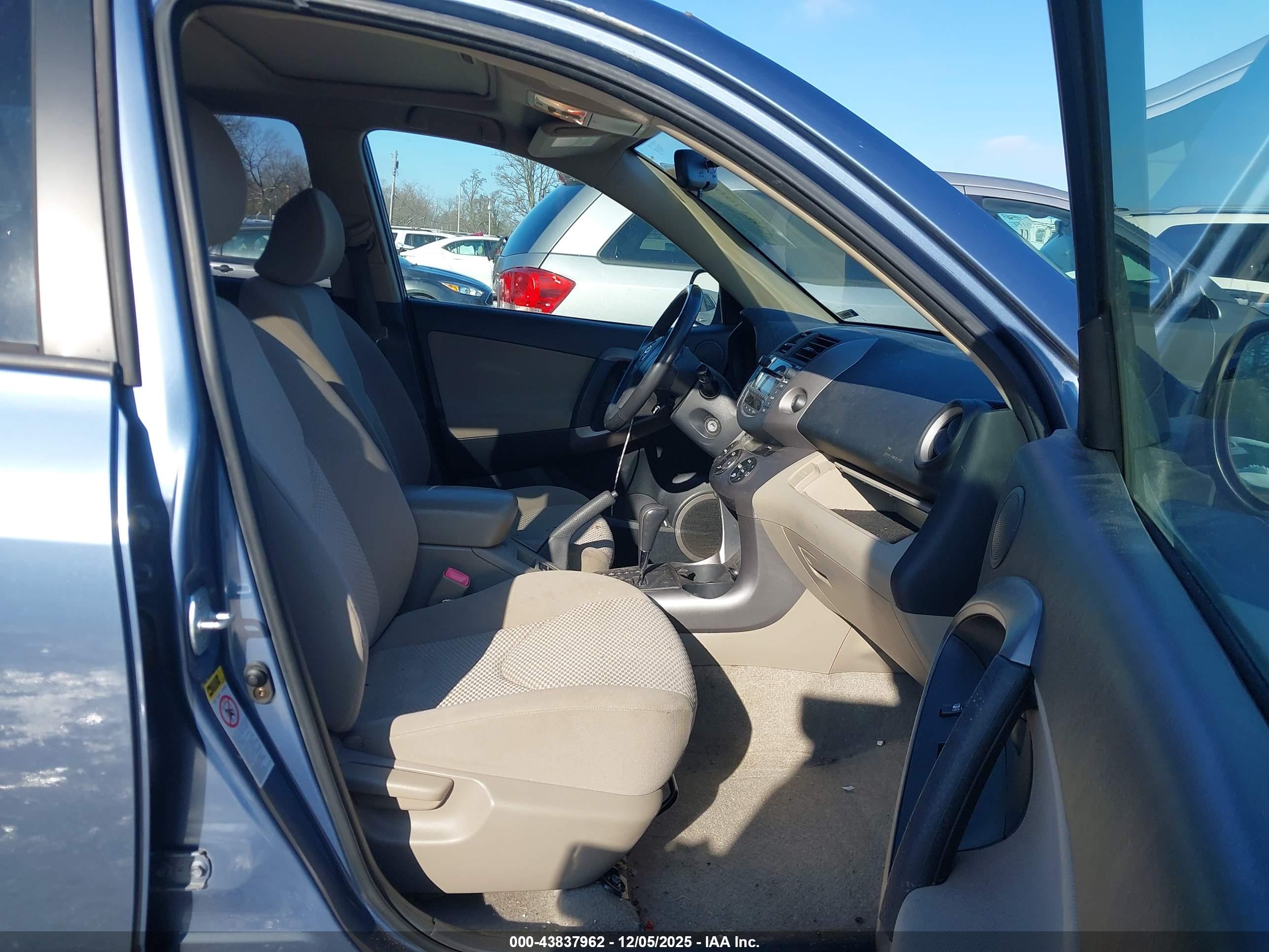 TOYOTA RAV4 image 5