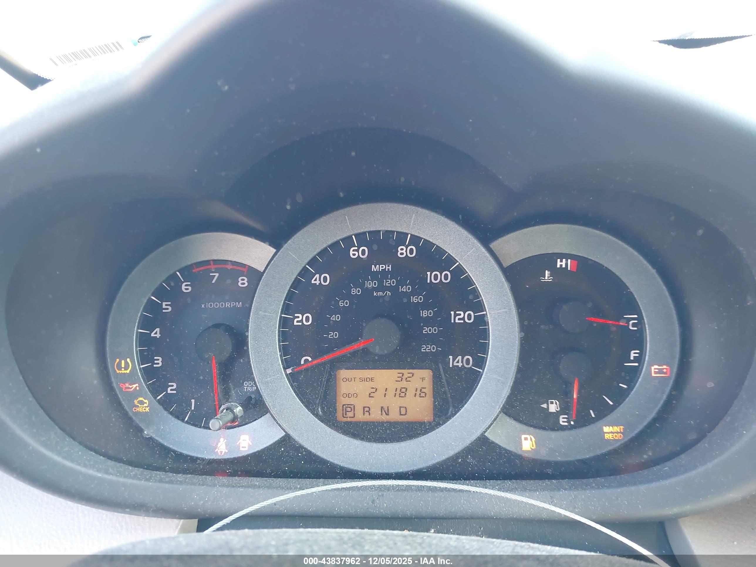 TOYOTA RAV4 image 7