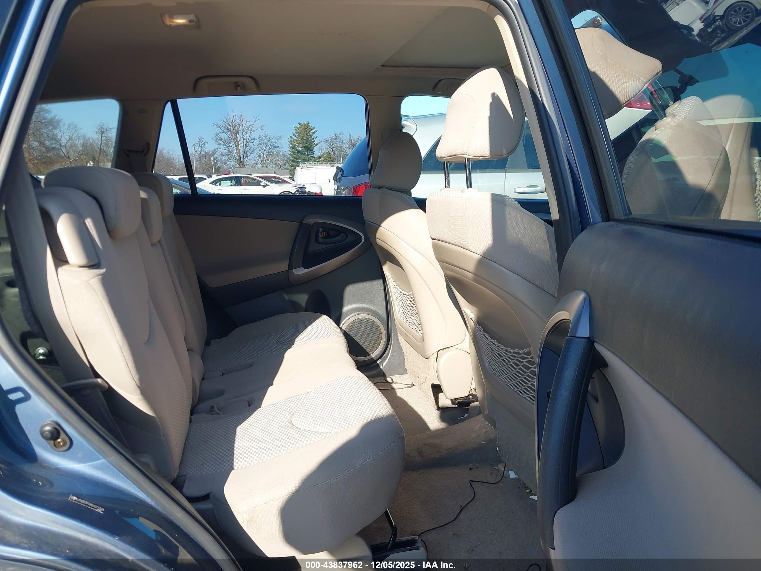TOYOTA RAV4 image 8