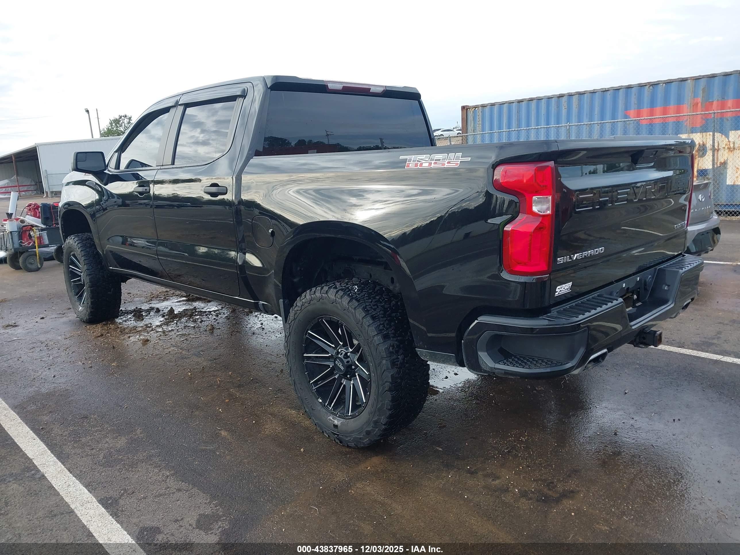 CHEVROLET SILVERADO image 3